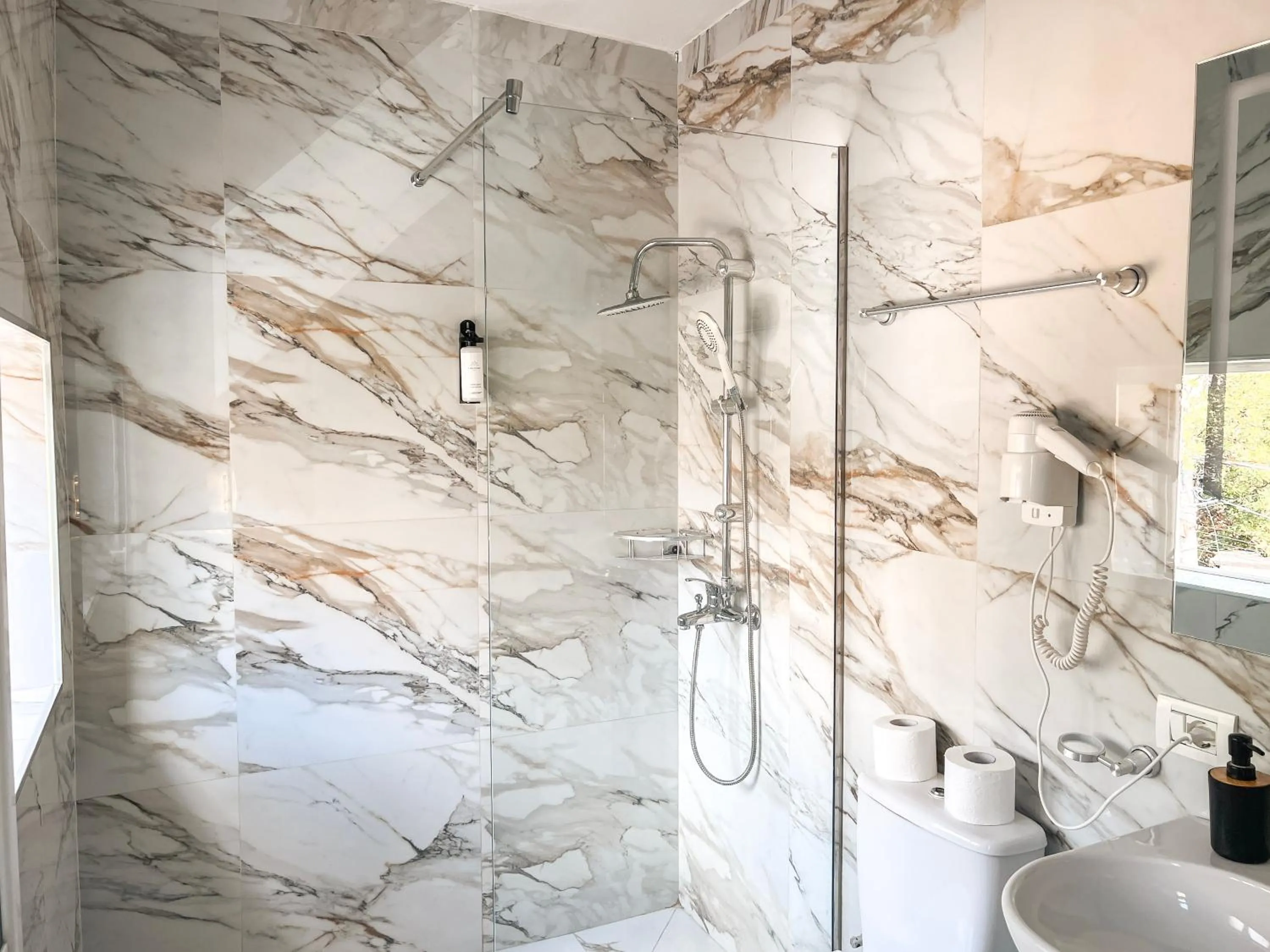 Shower in Hotel Tier Center