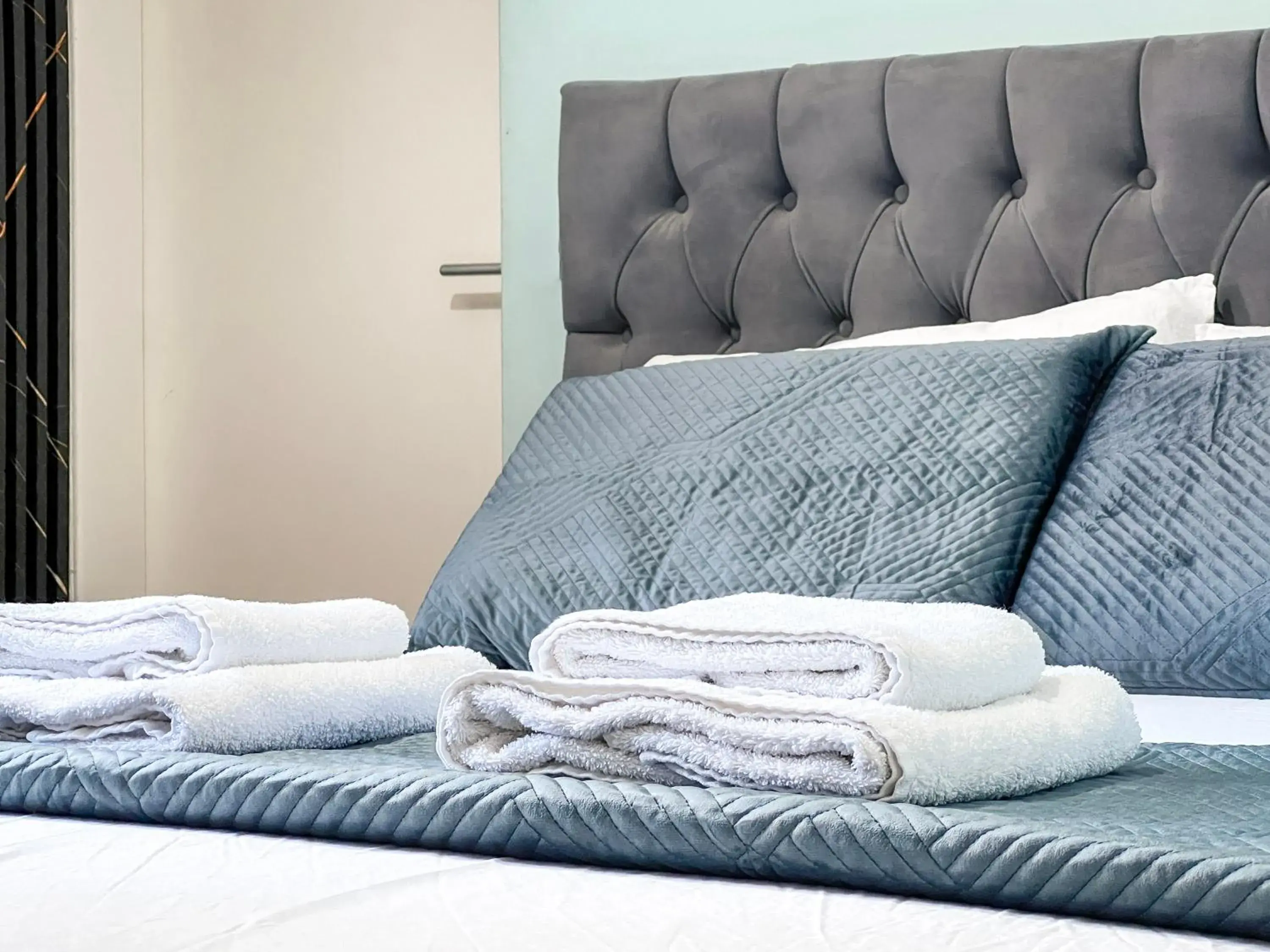 Bed in Hotel Tier Center Bed in Hotel Tier Center