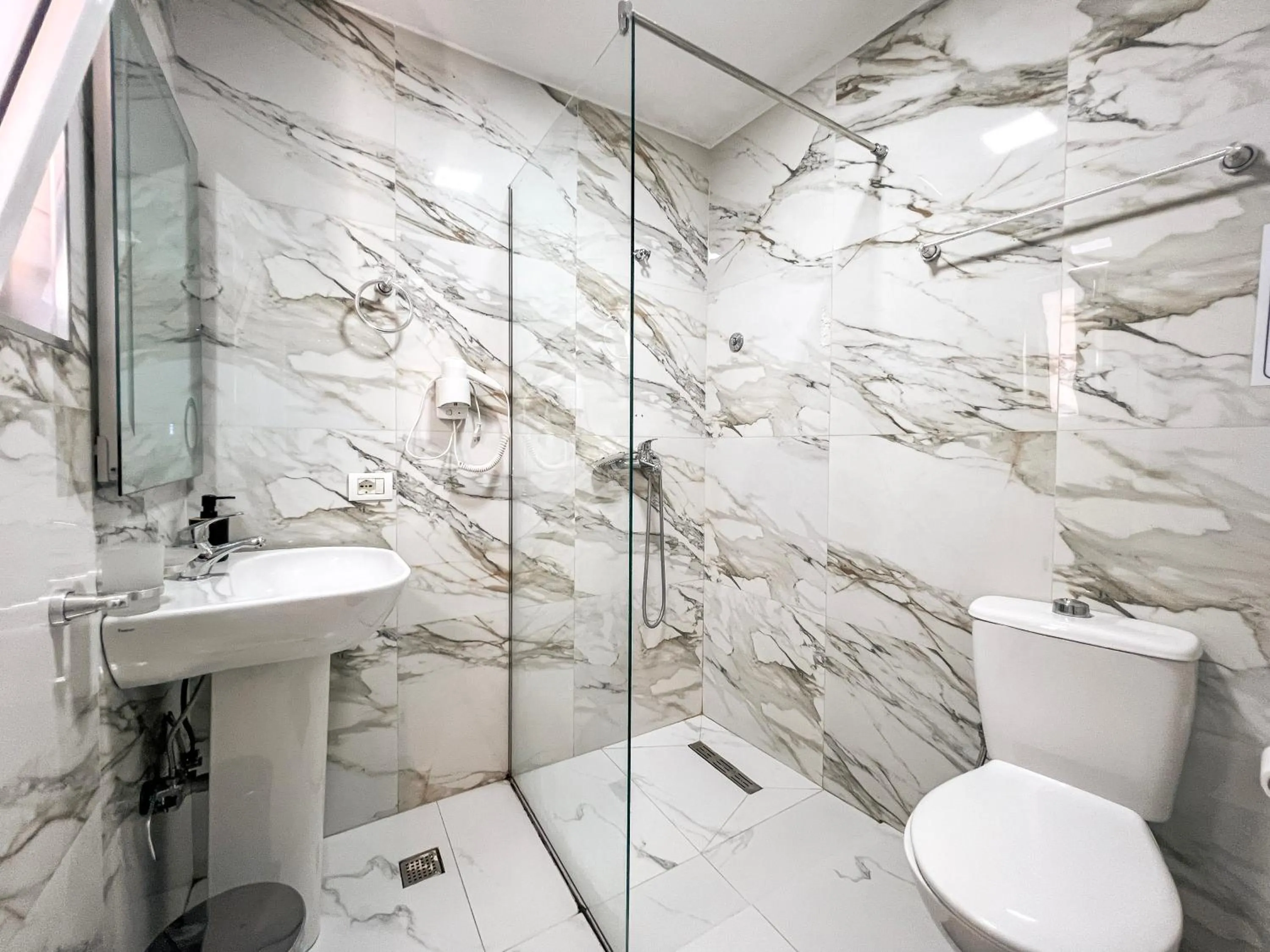 Shower in Hotel Tier Center