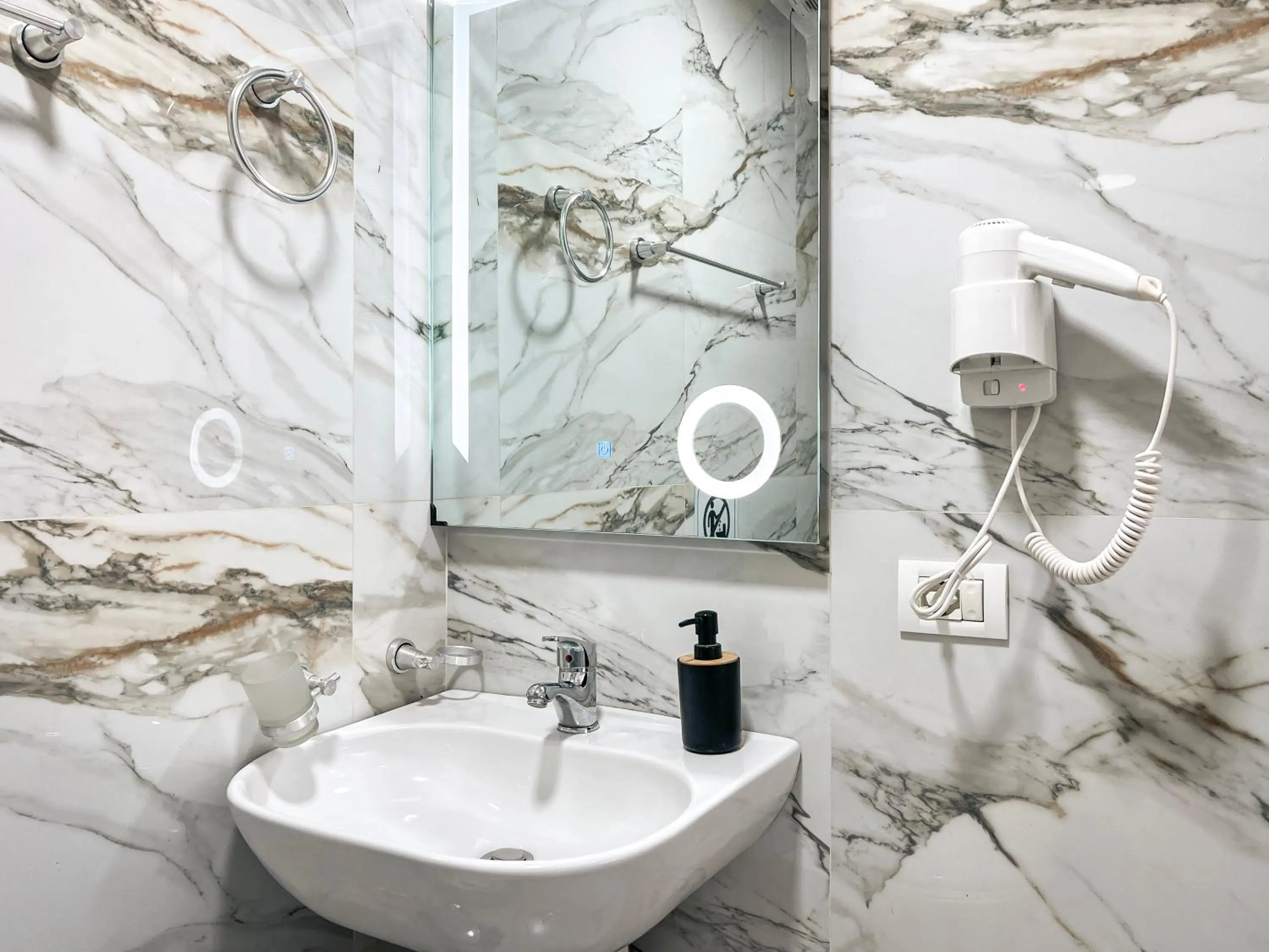 Shower in Hotel Tier Center