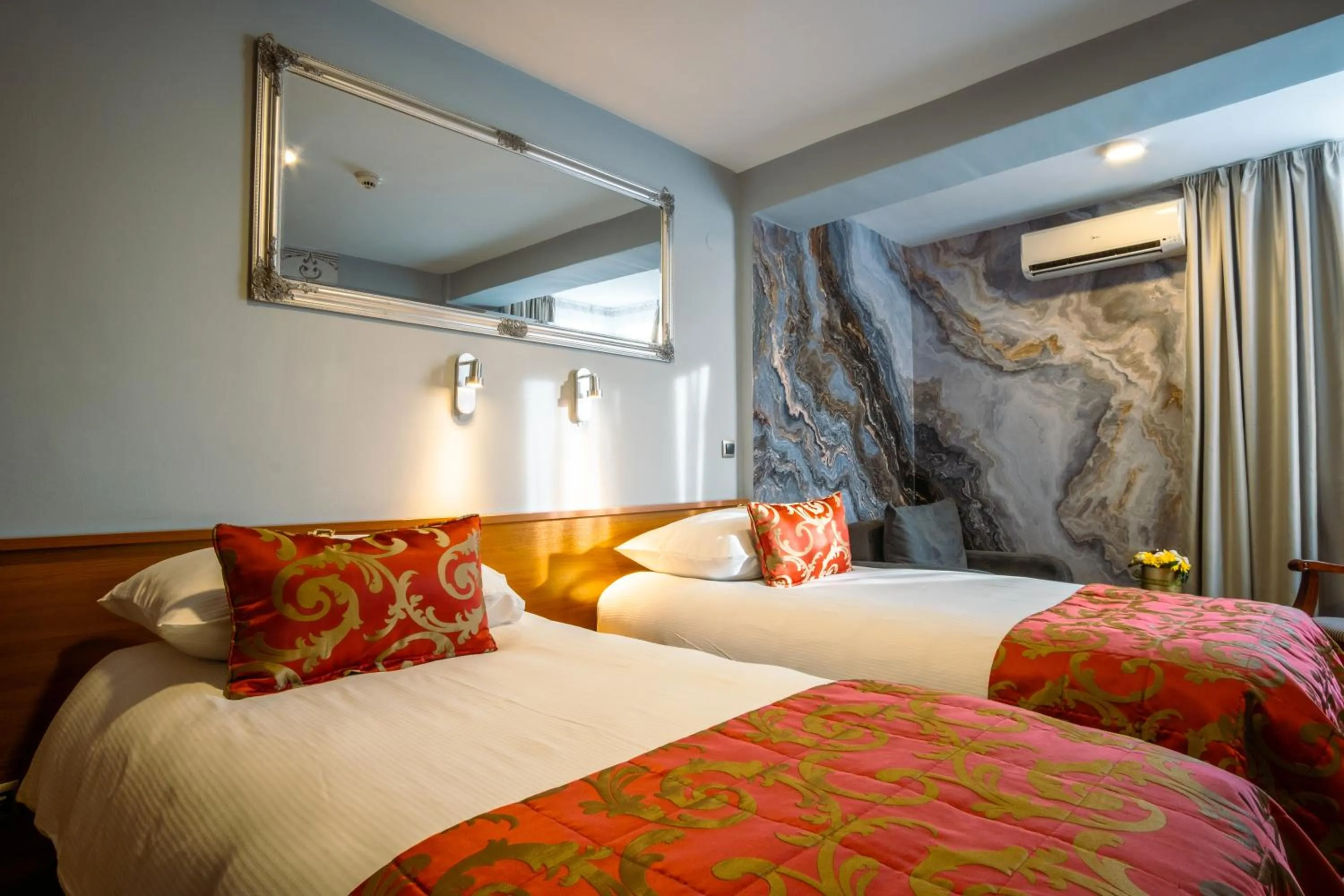 Bed in Hotel Villa Harmony - Free Parking