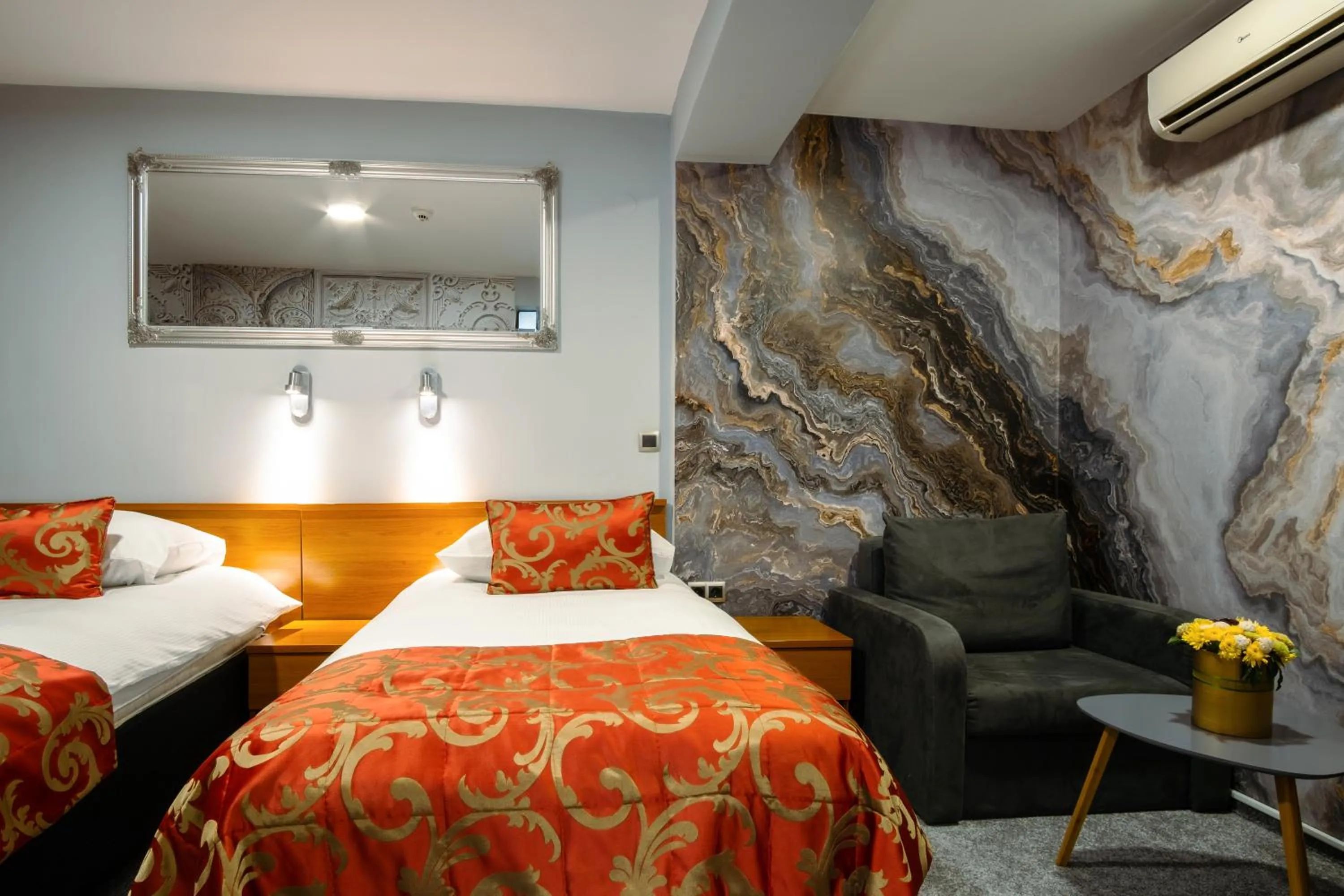 Bed in Hotel Villa Harmony - Free Parking