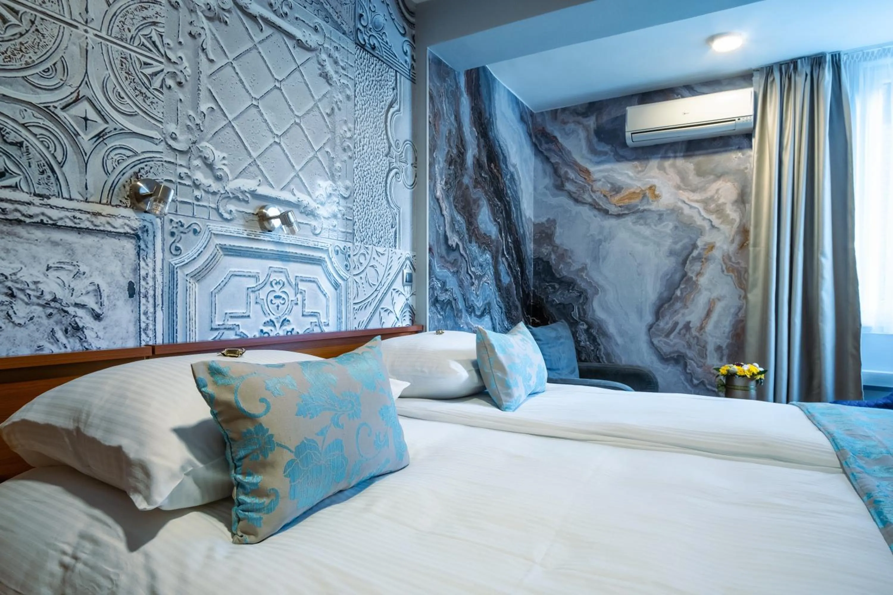 Bed in Hotel Villa Harmony - Free Parking