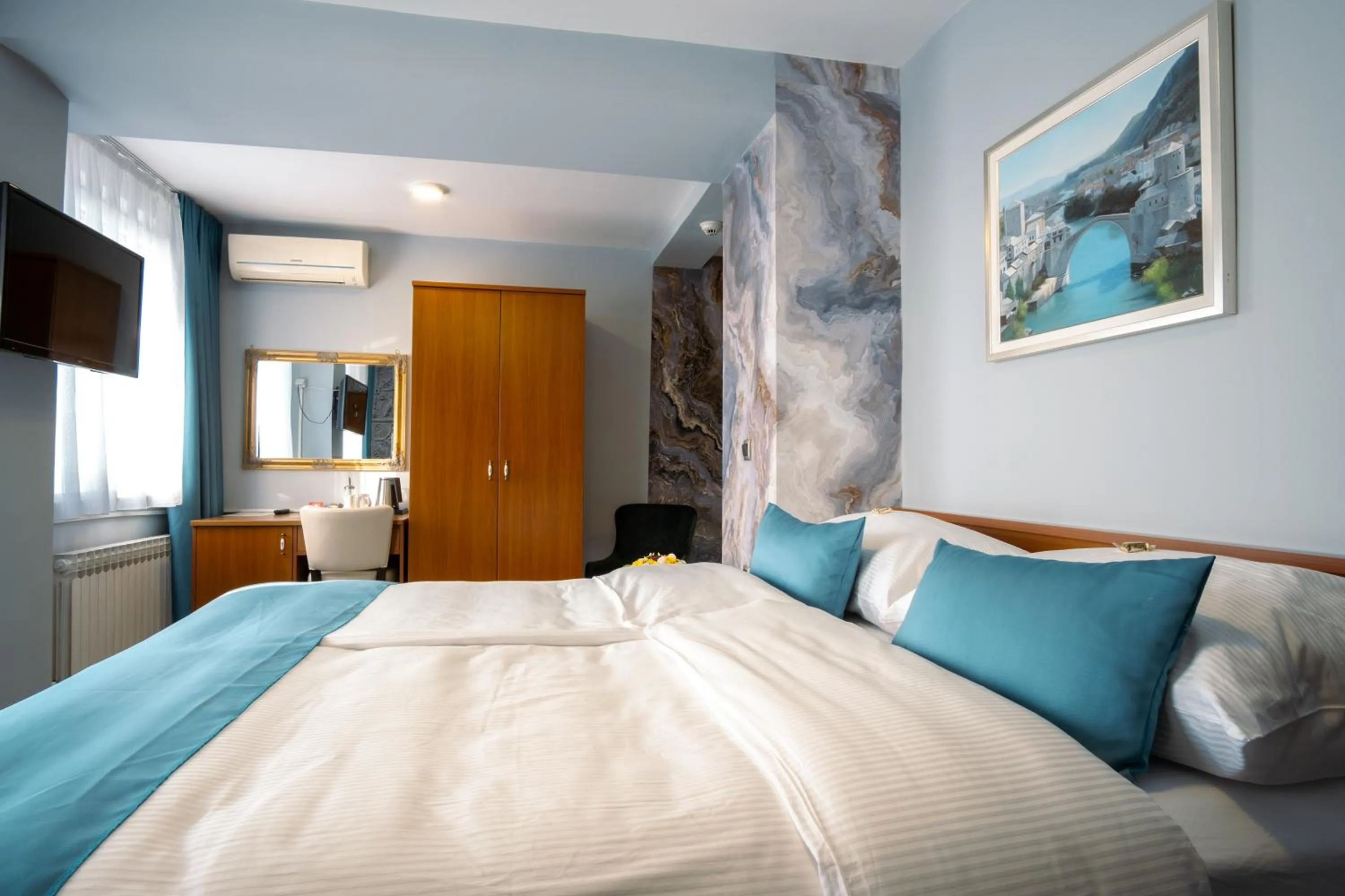 Bed in Hotel Villa Harmony - Free Parking