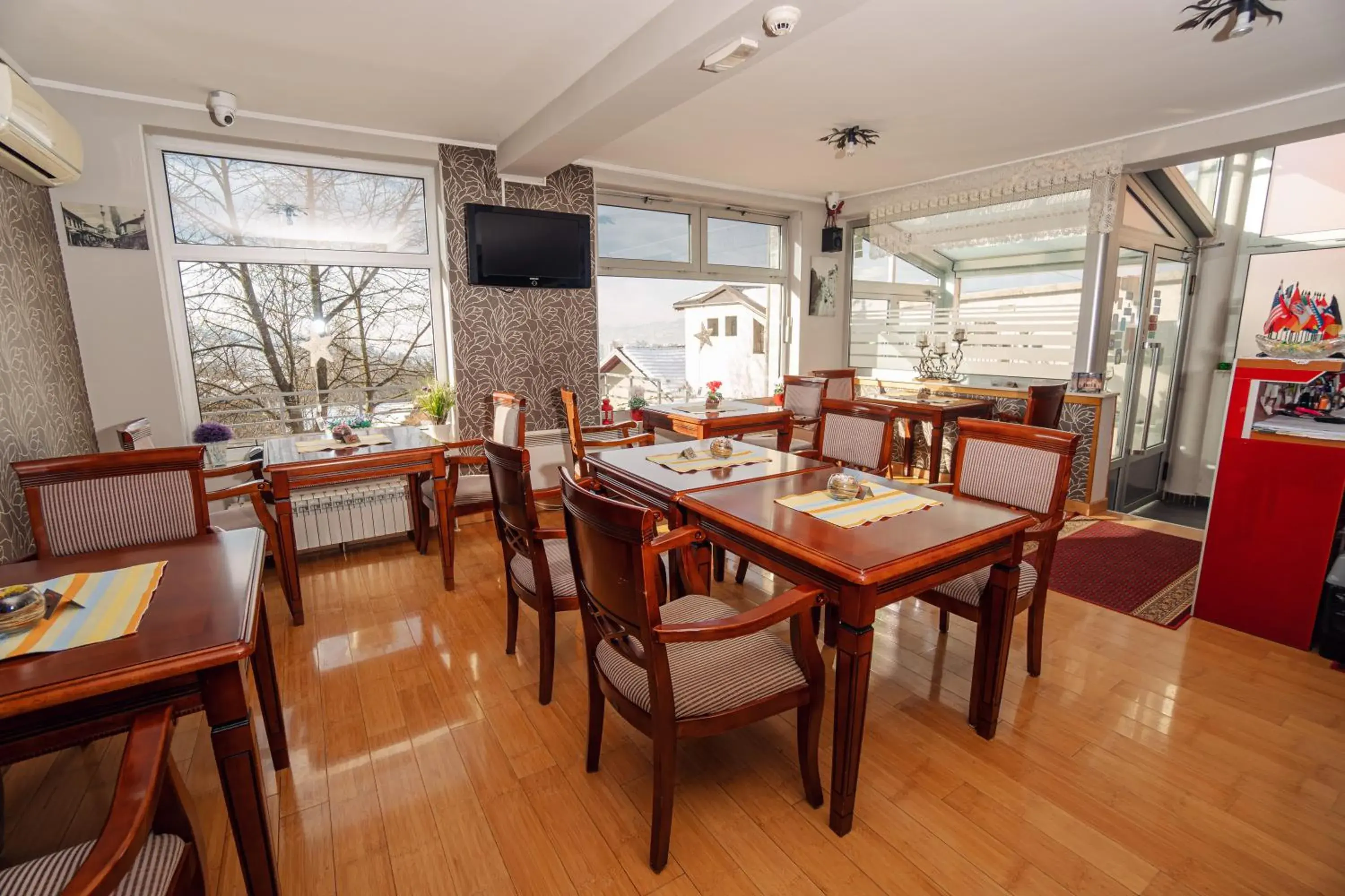 Restaurant/places to eat in Hotel Villa Harmony - Free Parking Restaurant/places to eat in Hotel Villa Harmony - Free Parking