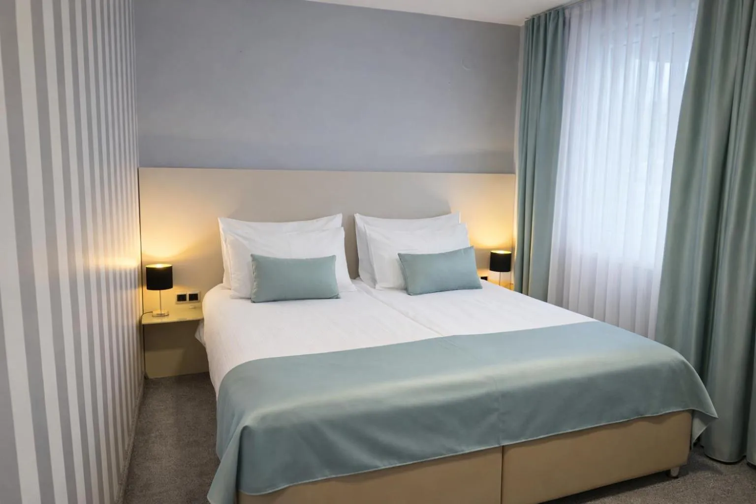 Bed in Hotel Villa Harmony - Free Parking