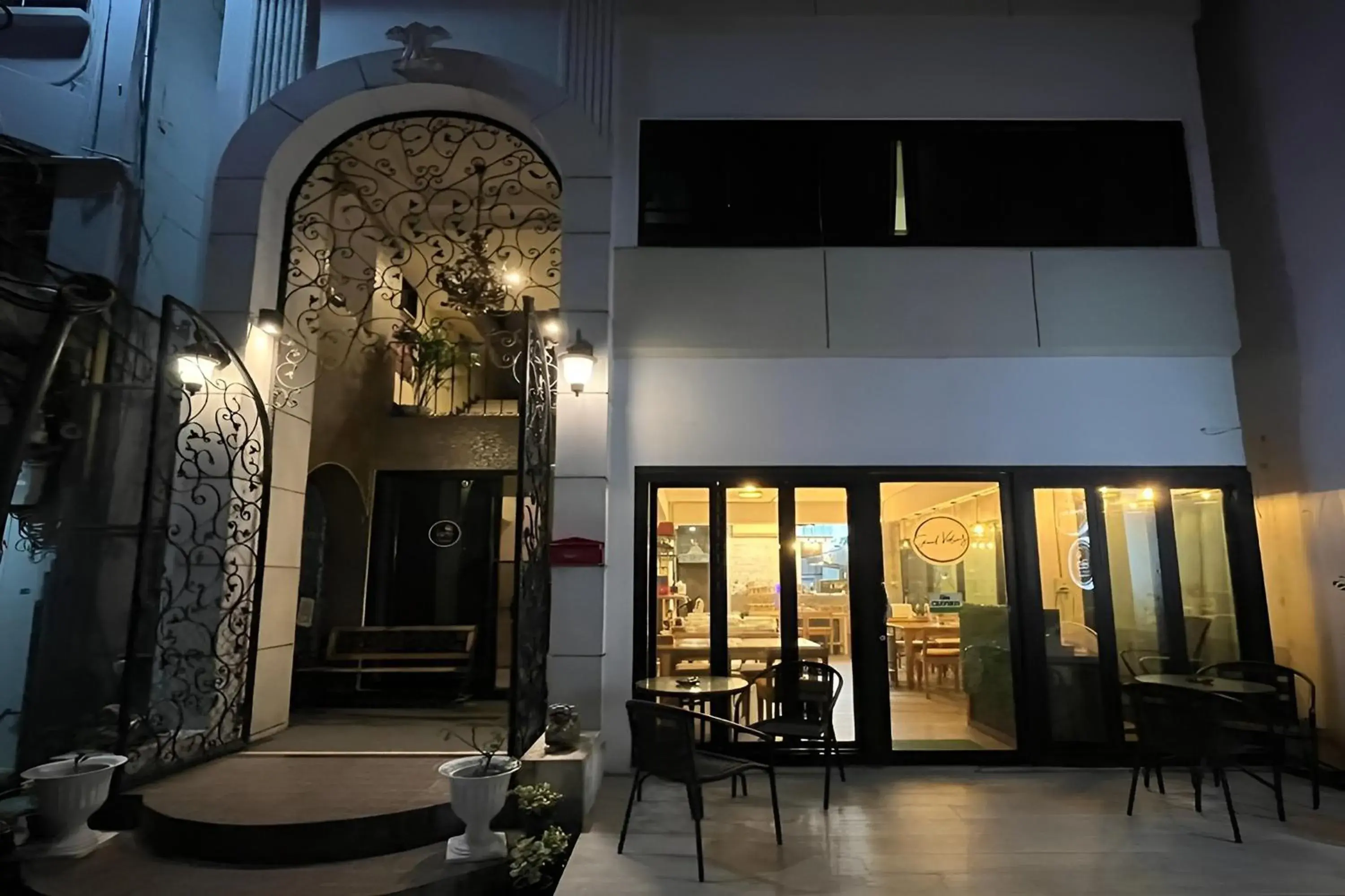 Property building in BnB98 Silom Hotel Property building in BnB98 Silom Hotel