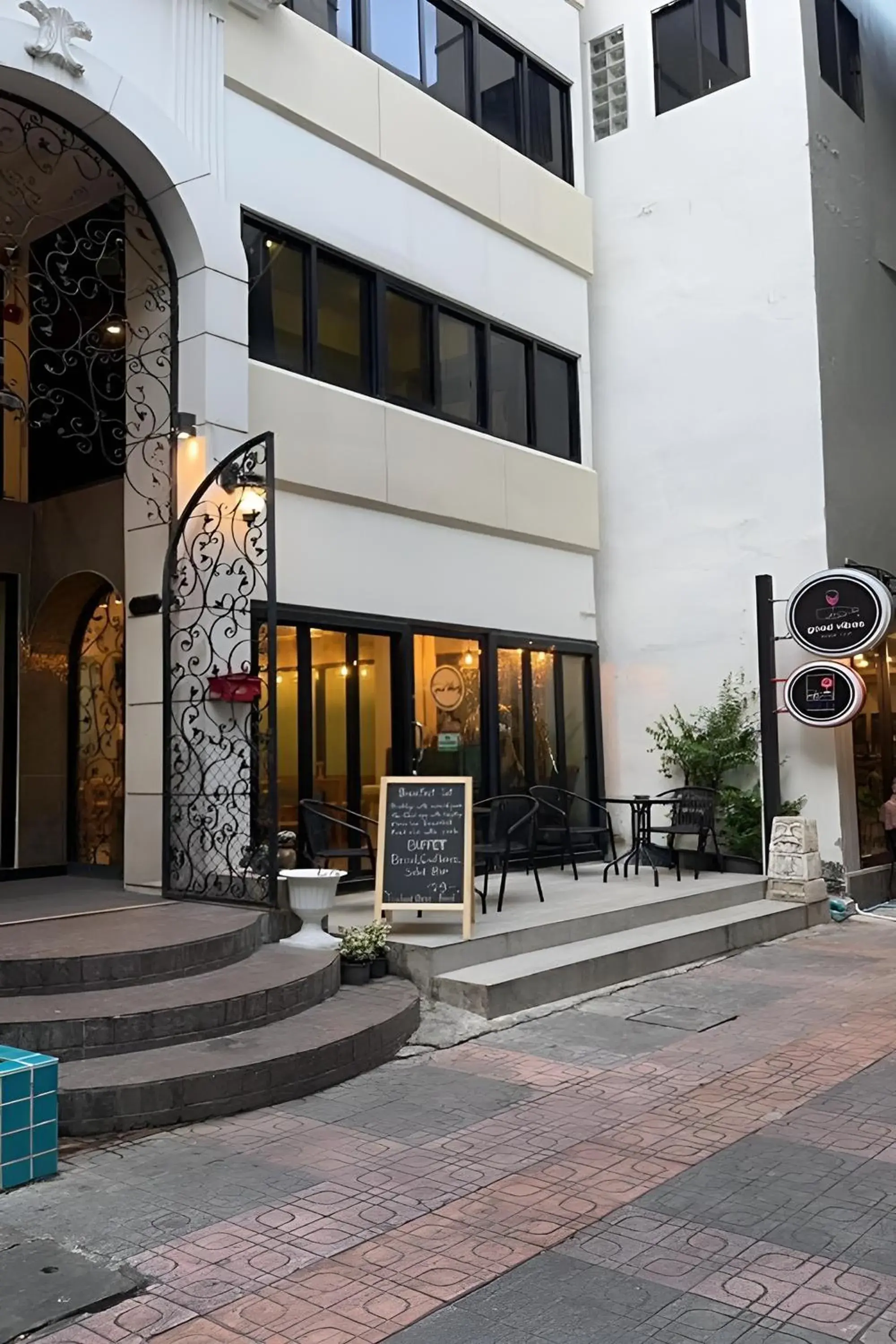 Property building in BnB98 Silom Hotel Property building in BnB98 Silom Hotel