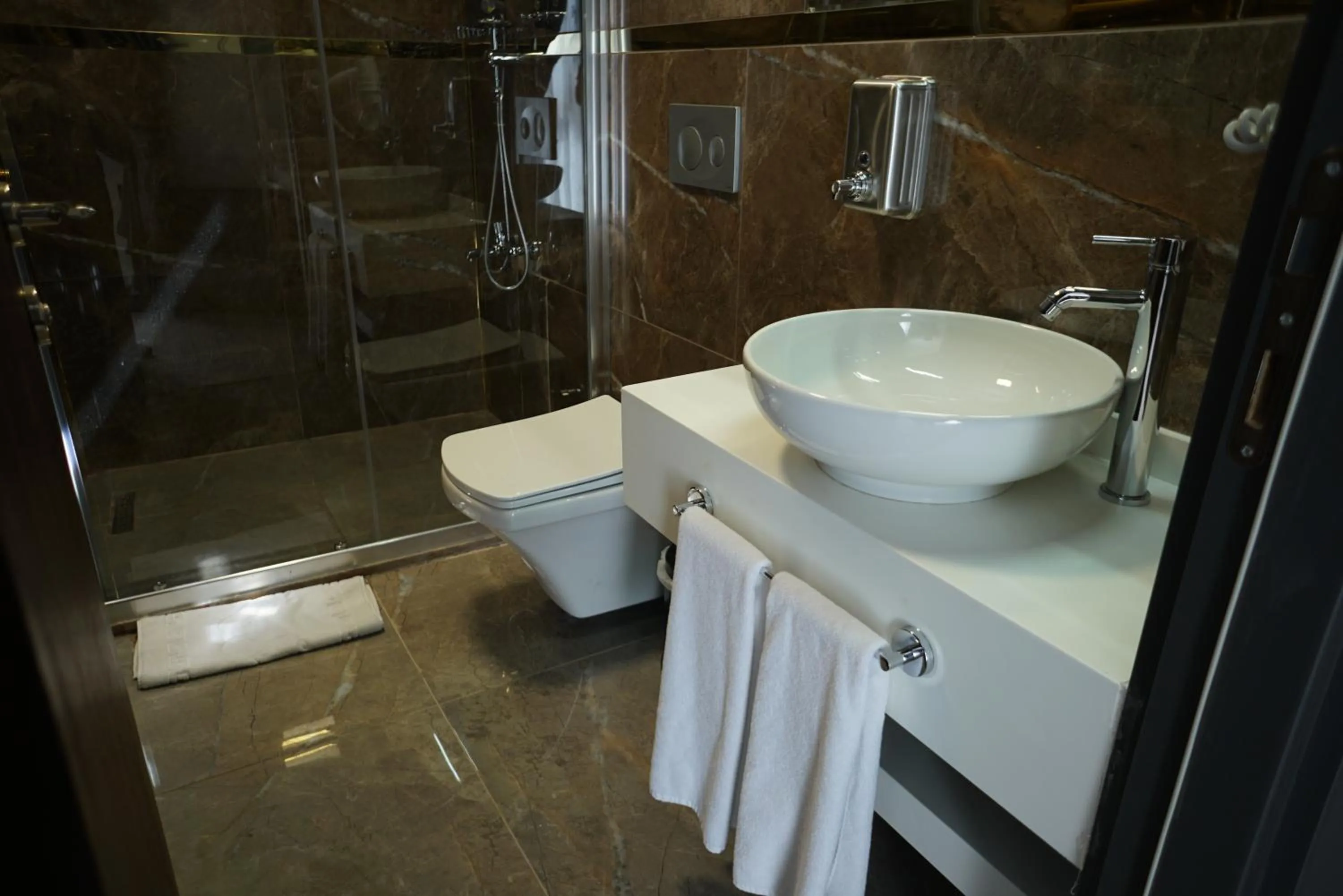 Shower in Aram Otel Business & Luxury