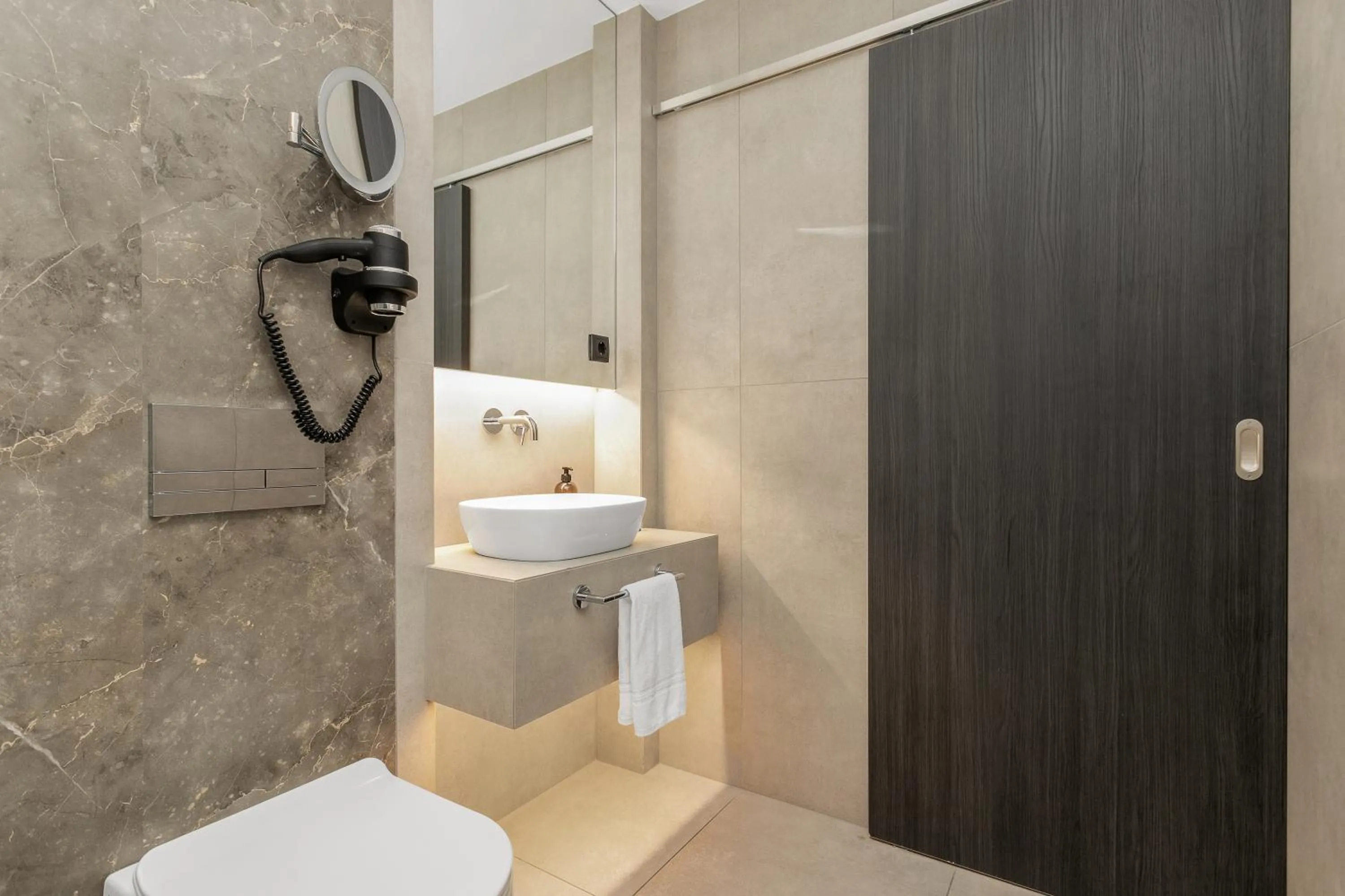 Shower in Konvin Hotel by Reykjavik Keflavik Airport