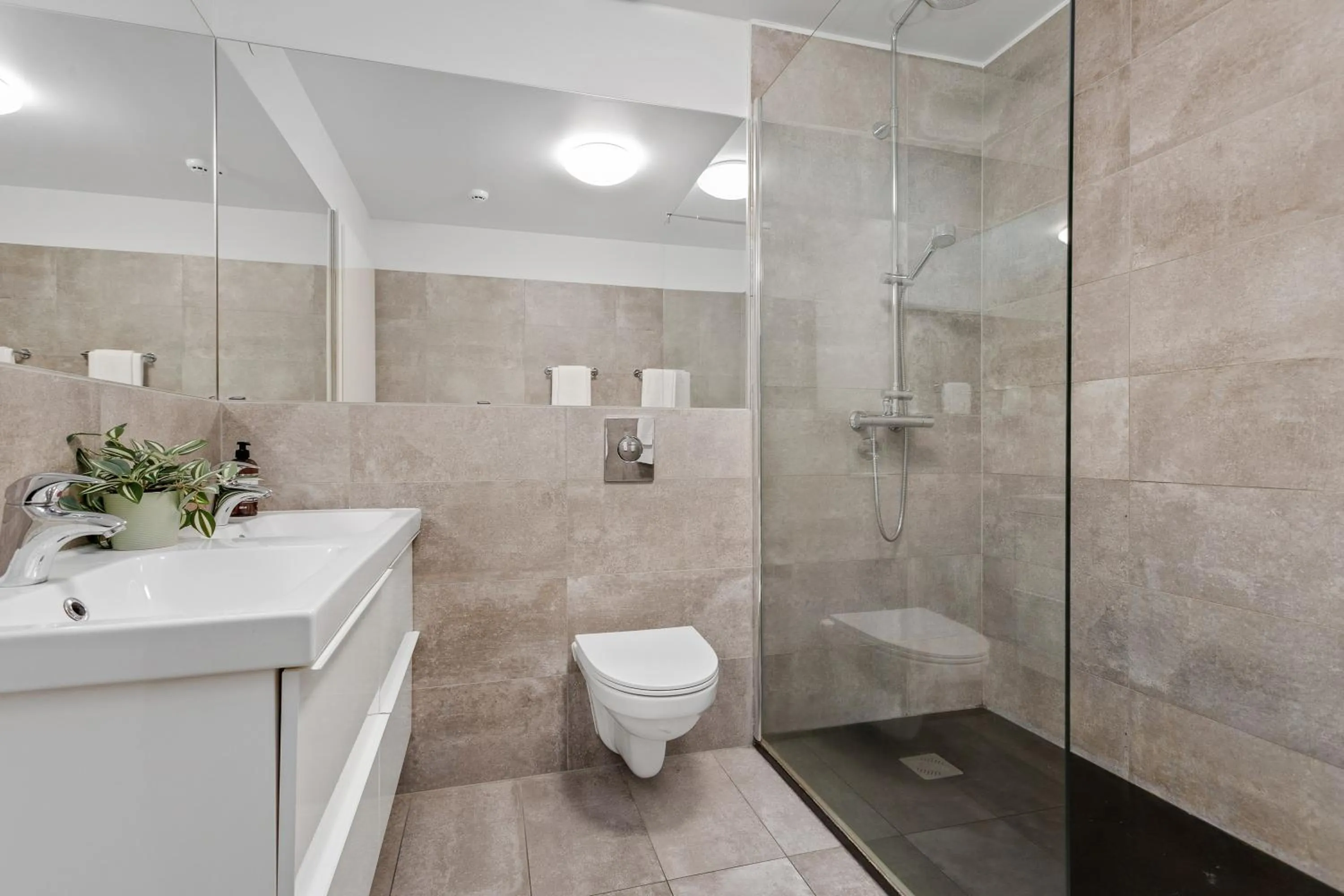 Shower in Konvin Hotel by Reykjavik Keflavik Airport