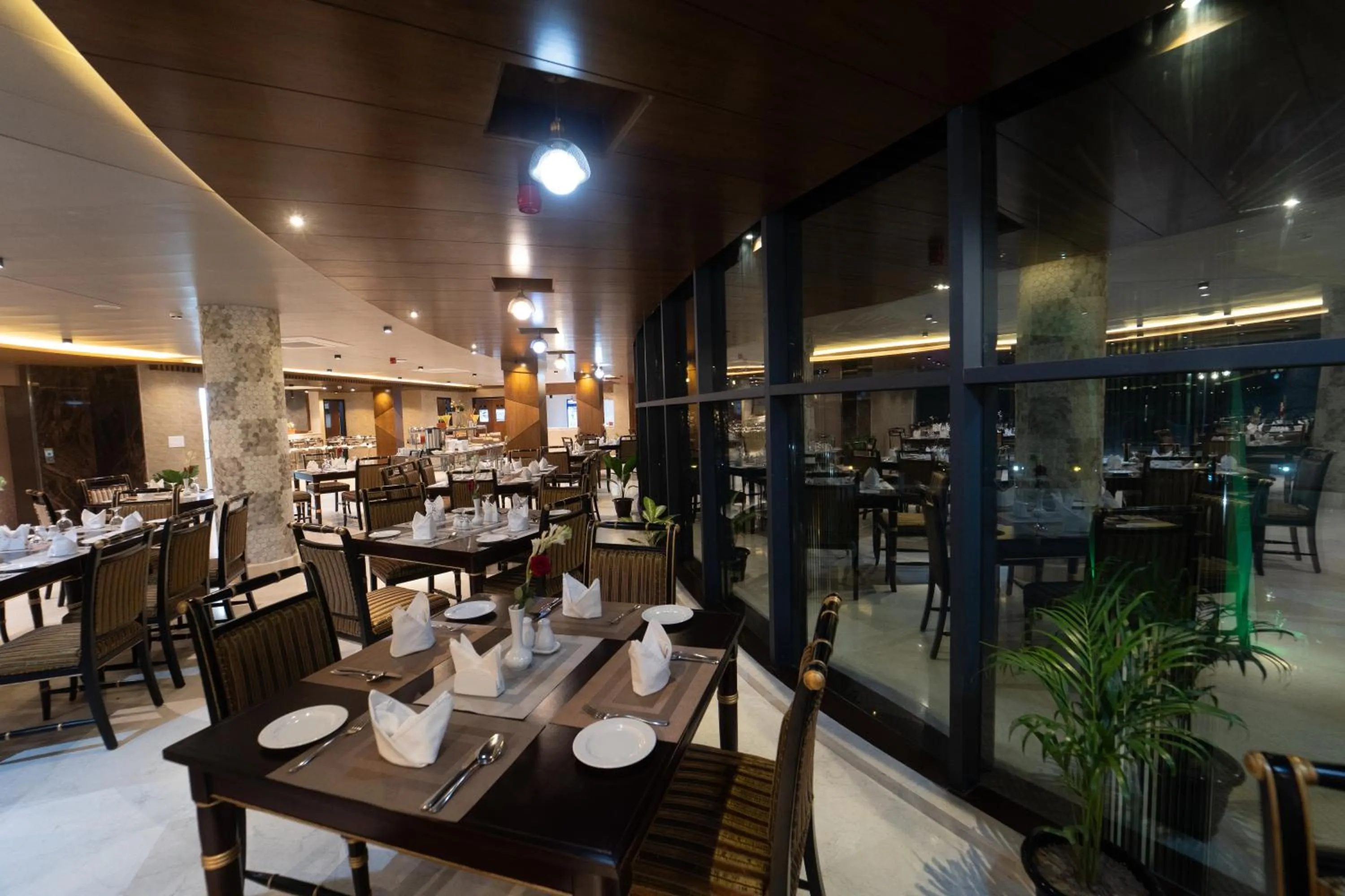 Restaurant/places to eat in Paragon Hotel & Resort