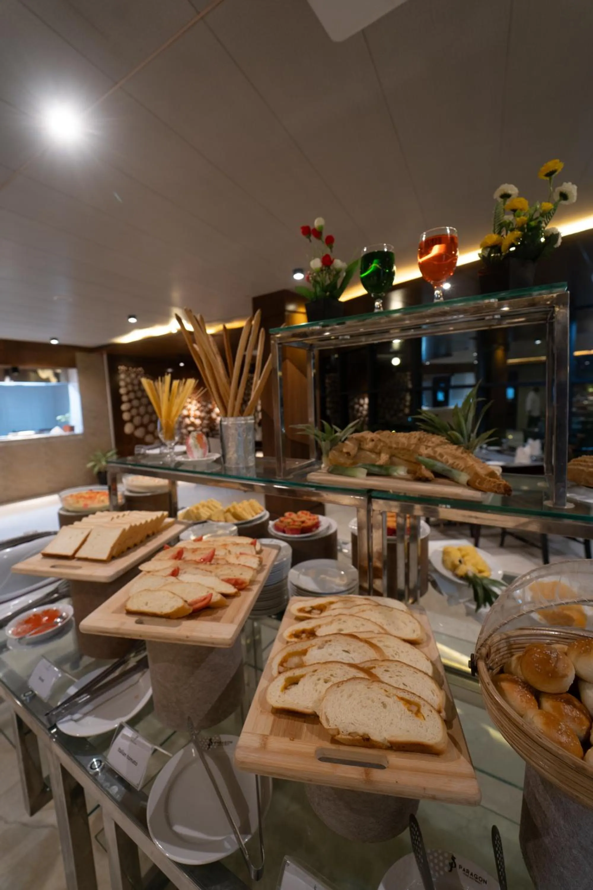 Restaurant/places to eat in Paragon Hotel & Resort