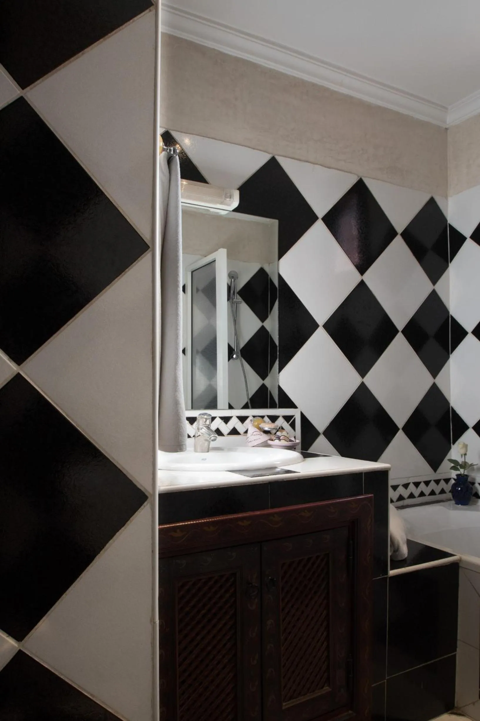 Shower in Riad Mazal