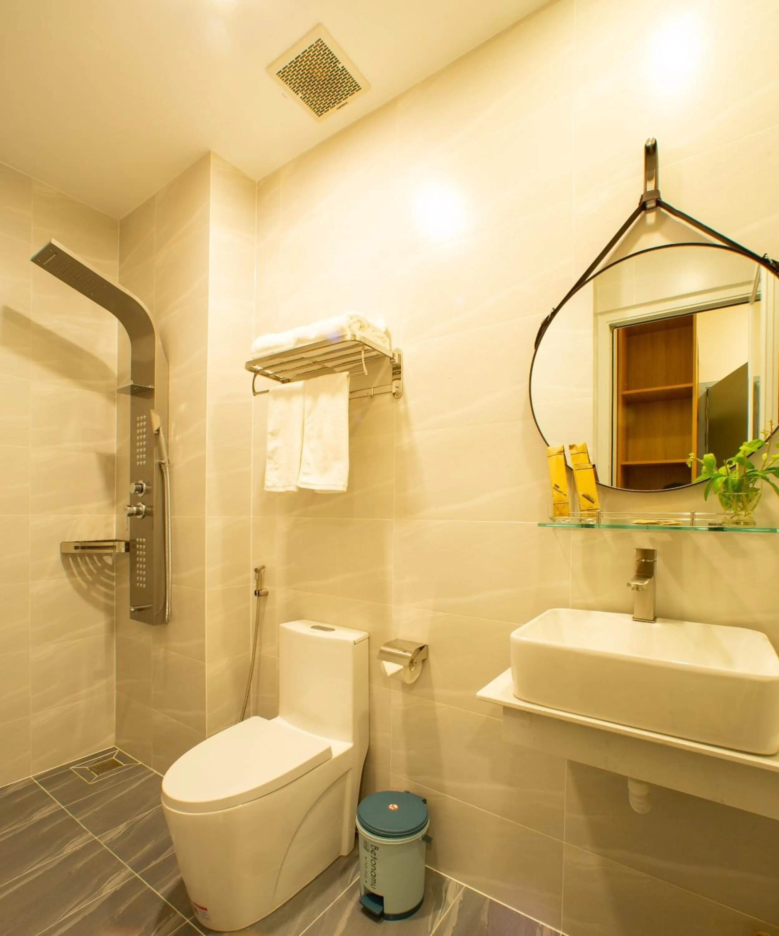 Shower in Vy's House Phanthiet Hotel