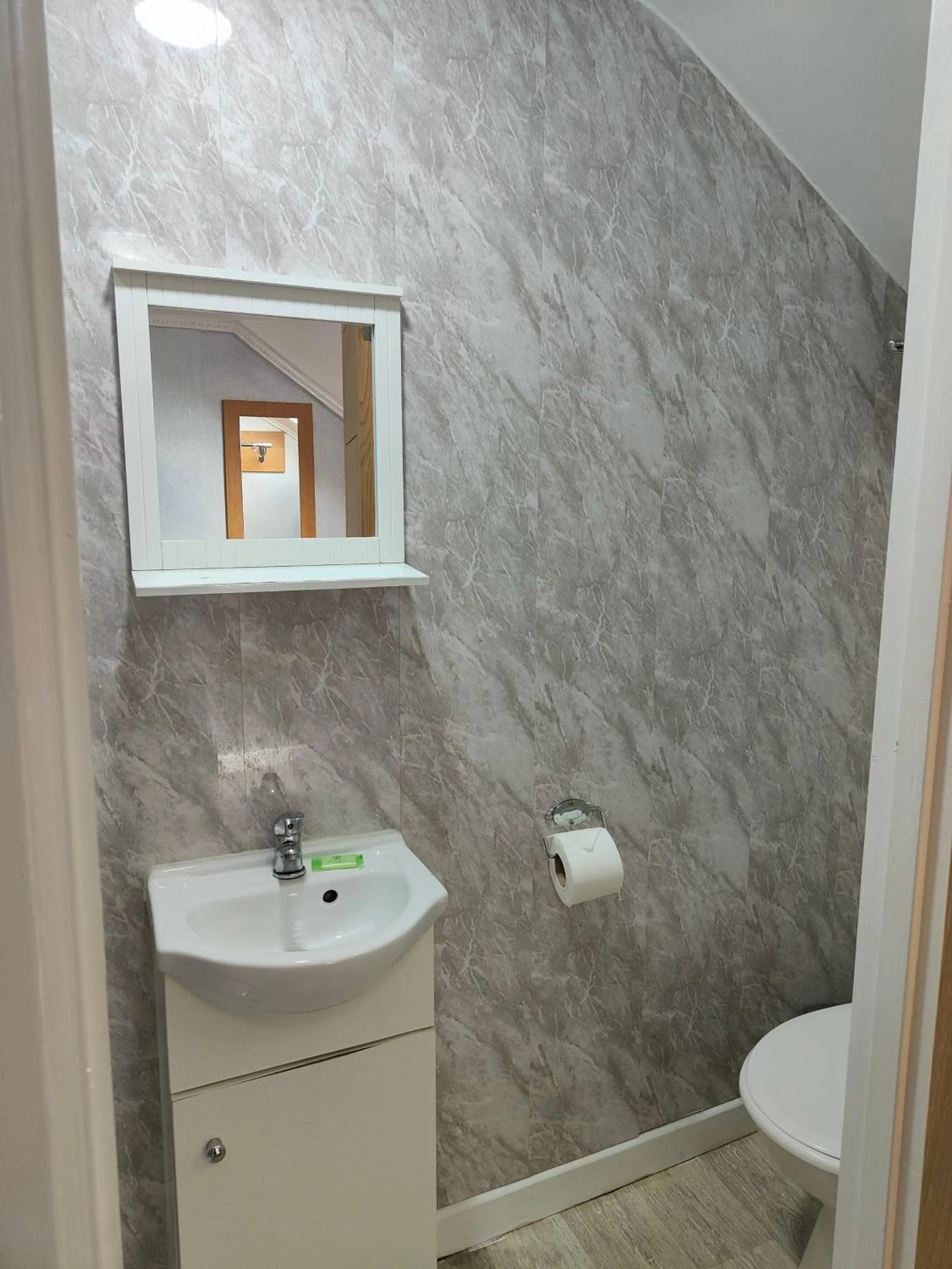 Toilet in Hotels 24-7 - The Old Victoria Hotel