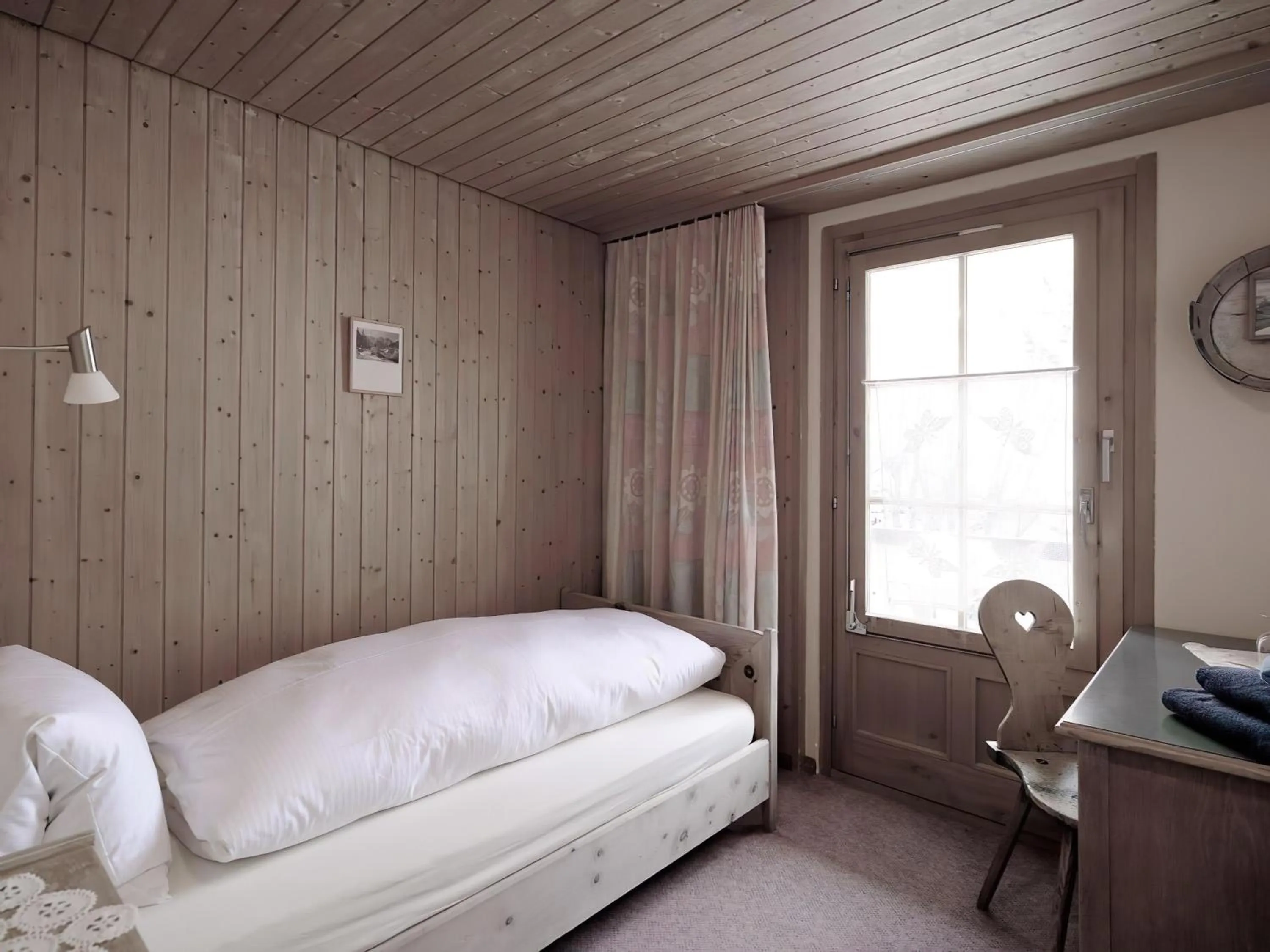 Bedroom, Bed in Alpengasthof Crusch Alba ed Alvetern, S-charl