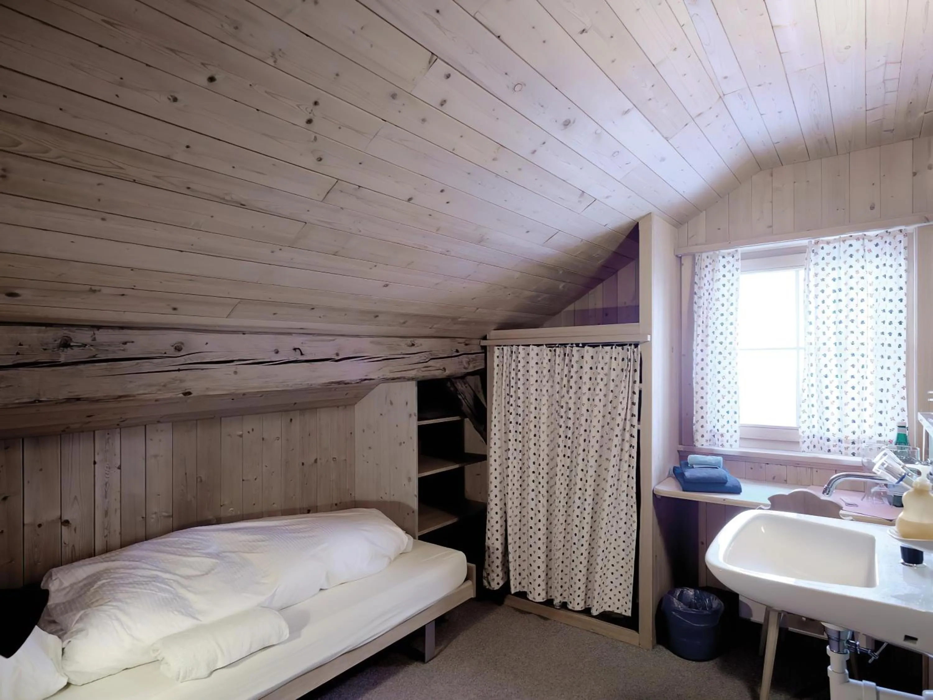 Bedroom, Bed in Alpengasthof Crusch Alba ed Alvetern, S-charl