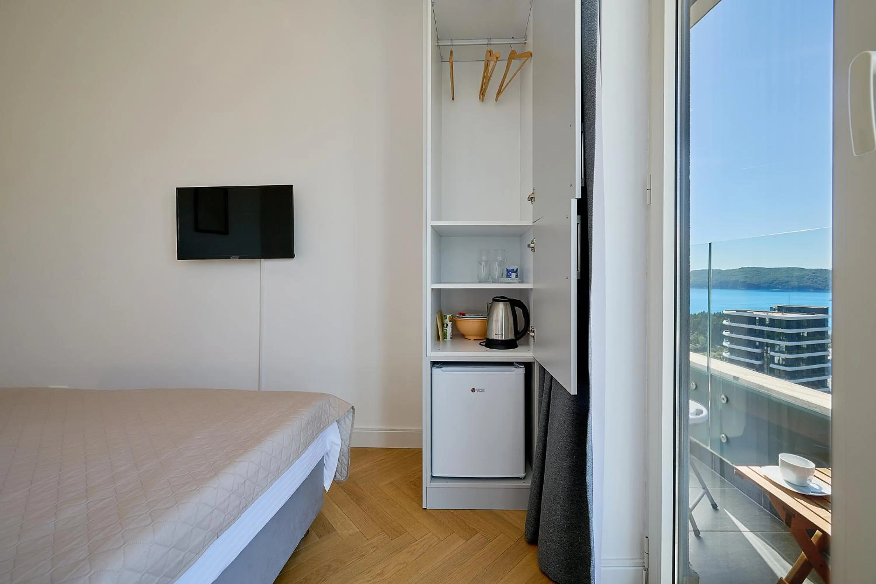 Kitchen or kitchenette, Bed in Skyline resort