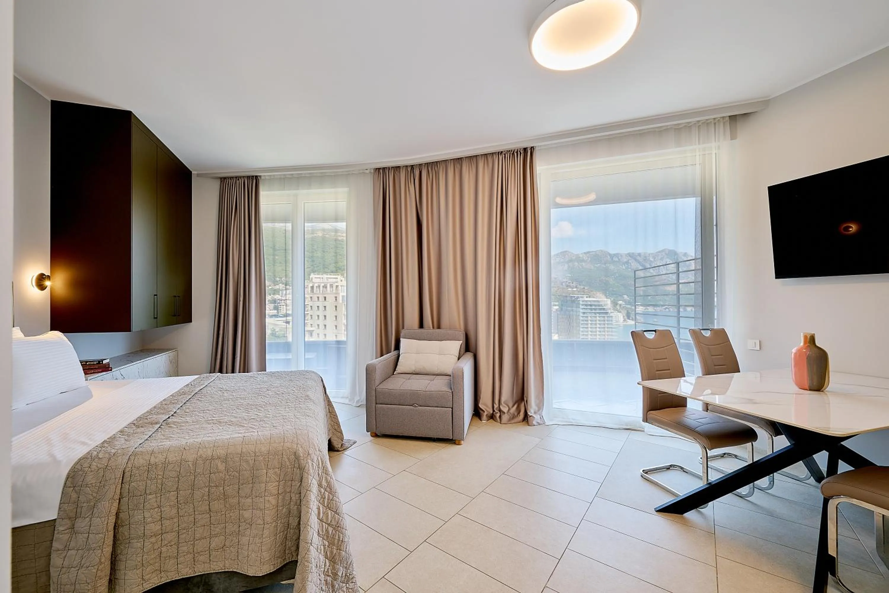 Photo of the whole room, Bed in Skyline resort