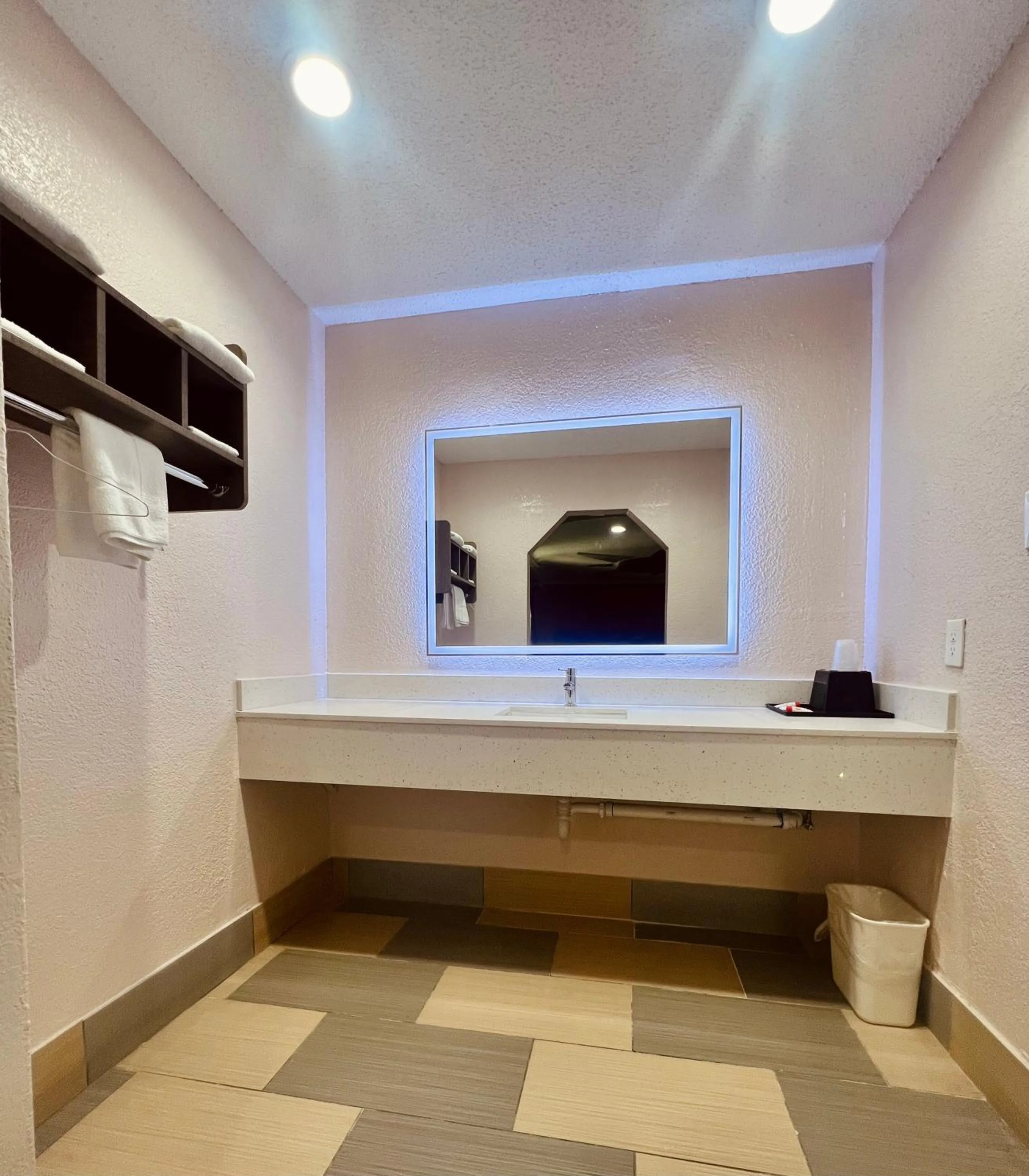 Shower in Hollywood INN - Downtown Houston