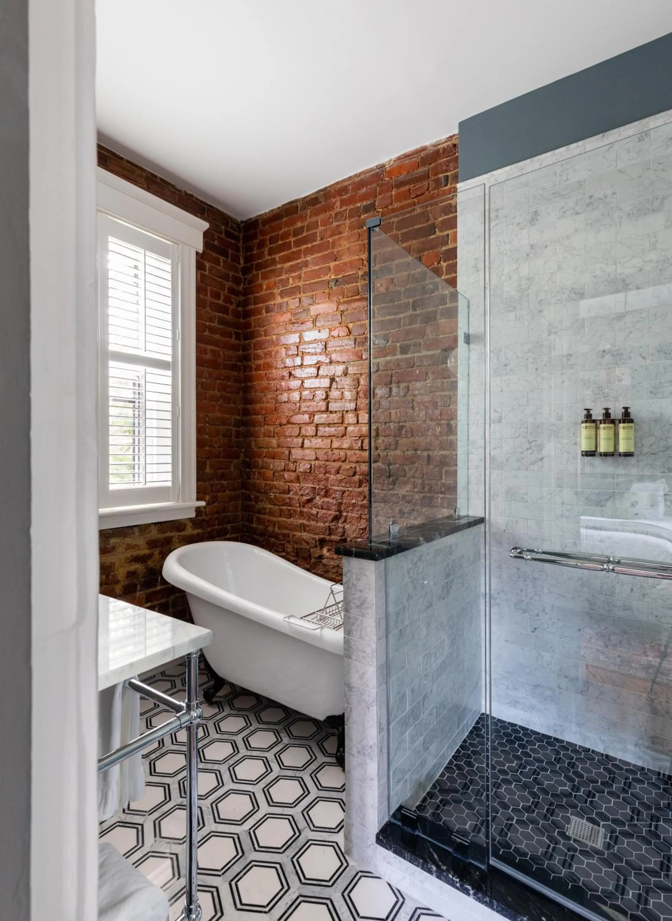 Shower in The Boulevard Inn