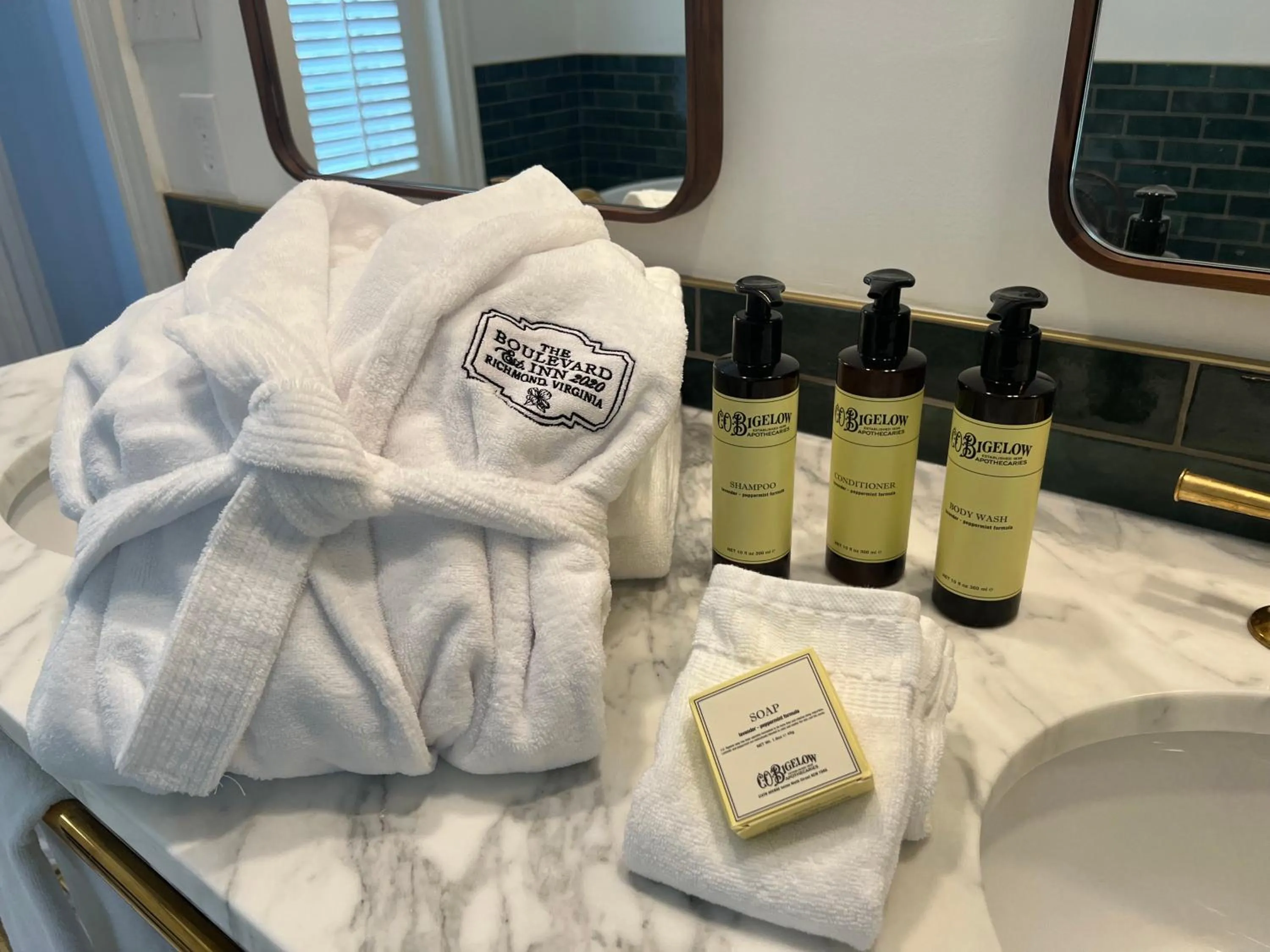 Bathroom, Bed in The Boulevard Inn