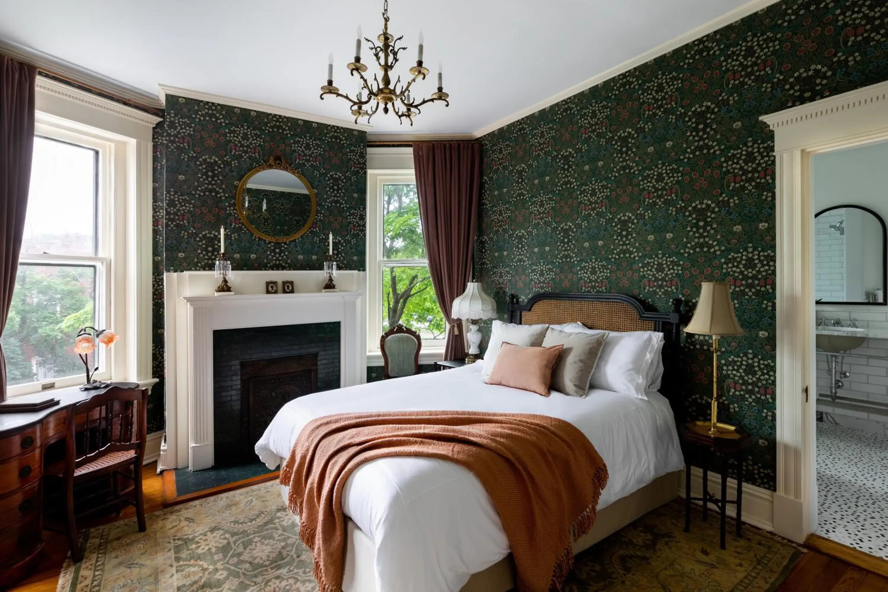 Deluxe Queen Room in The Boulevard Inn Deluxe Queen Room in The Boulevard Inn