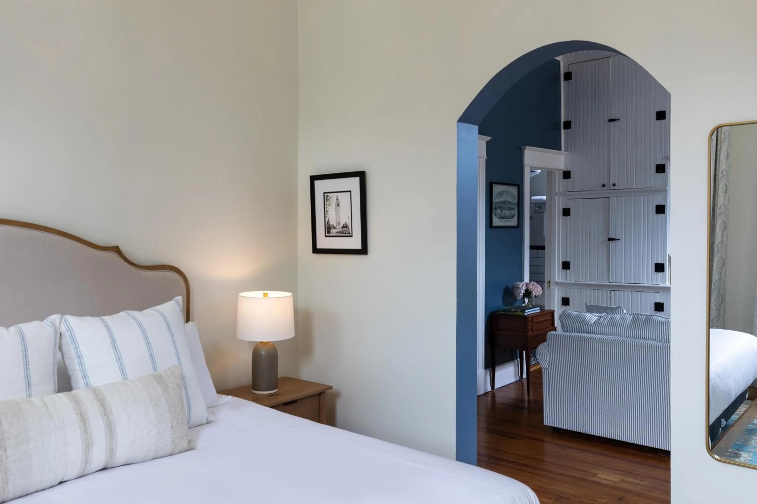 Photo of the whole room, Bed in The Boulevard Inn