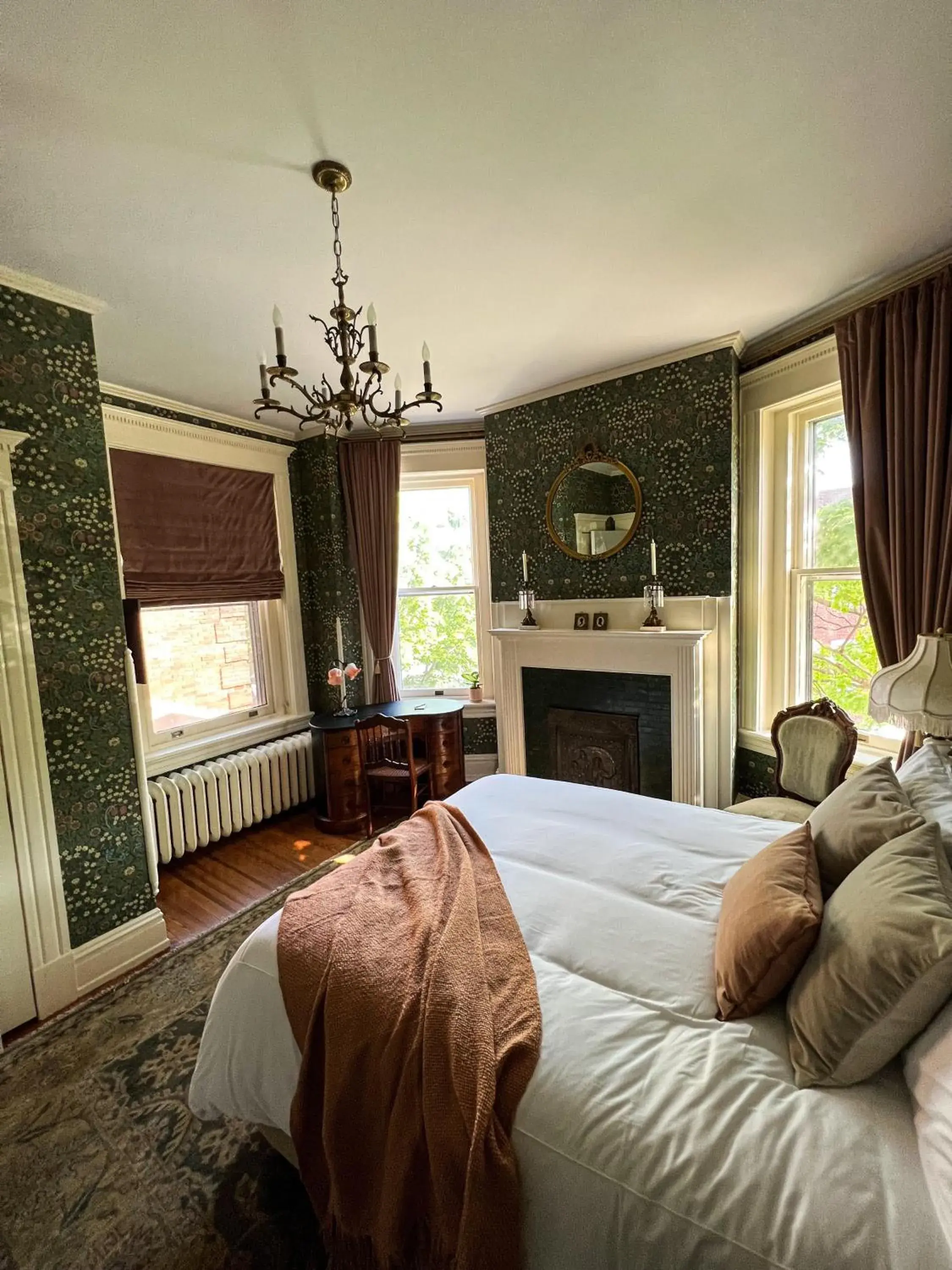 Deluxe Queen Room in The Boulevard Inn Deluxe Queen Room in The Boulevard Inn