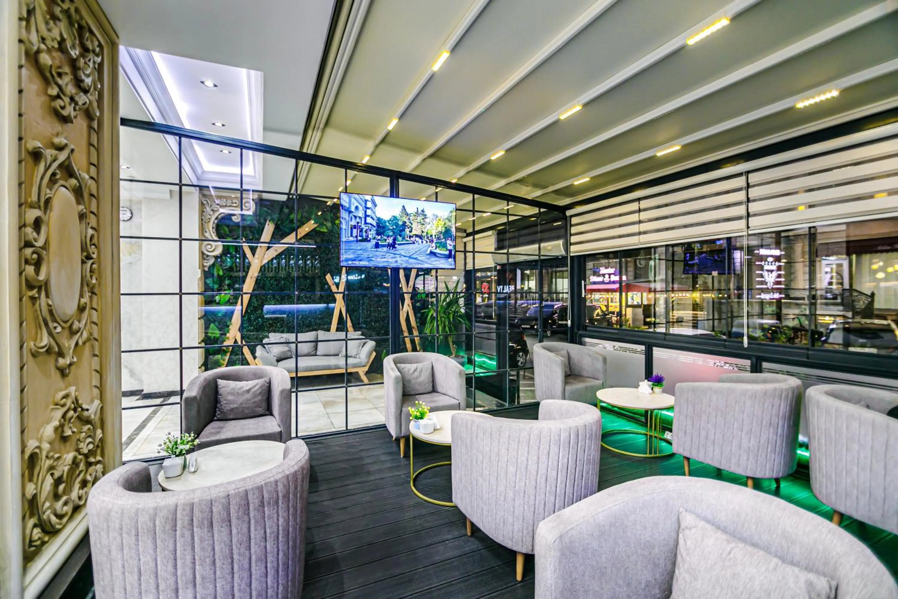 Communal lounge/ TV room in Essam Deluxe Hotel