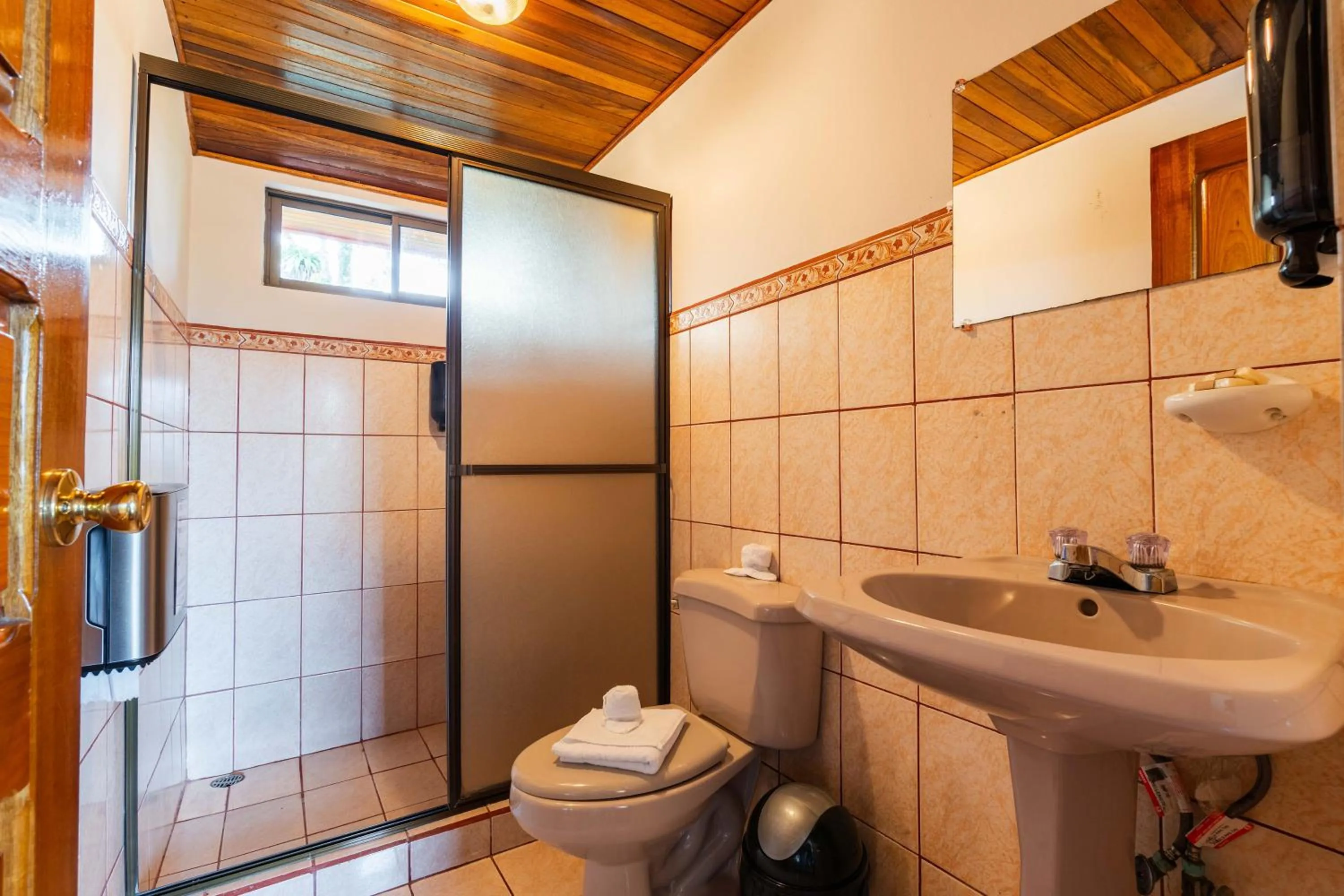 Bathroom in Chateau Arenal Hotel & Restaurante