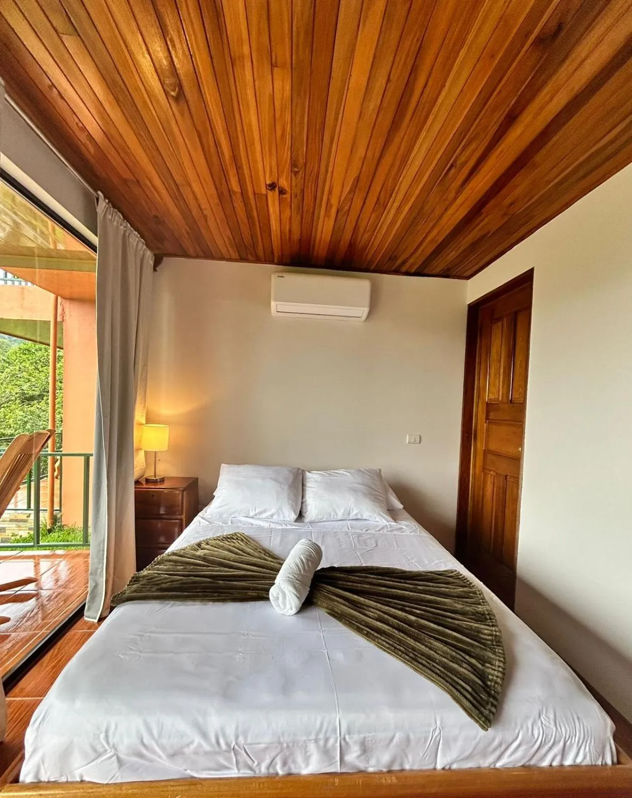 Bed in Chateau Arenal Hotel & Restaurante