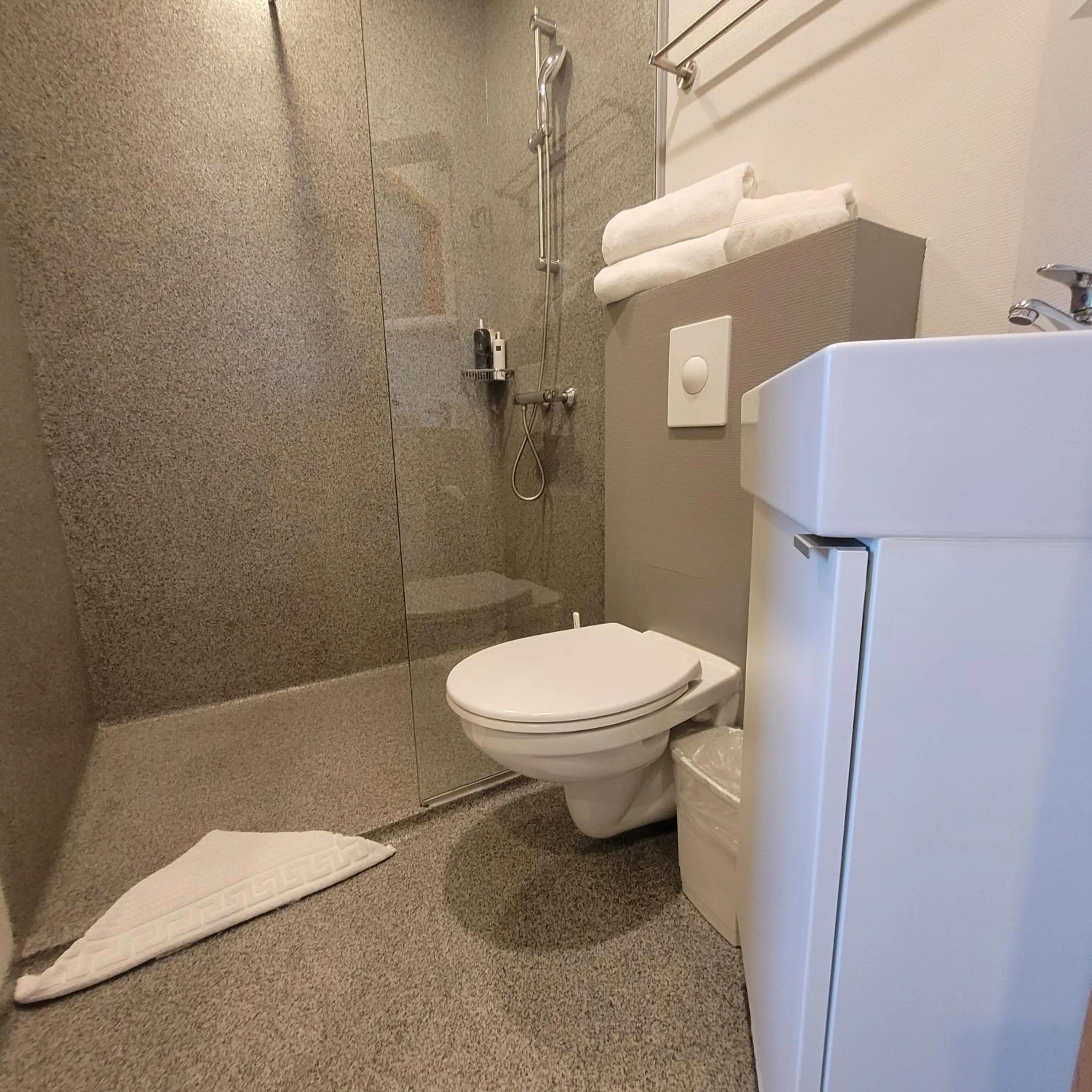 Shower in B&B Guesthouse - Bed and Breakfast Keflavik Centre
