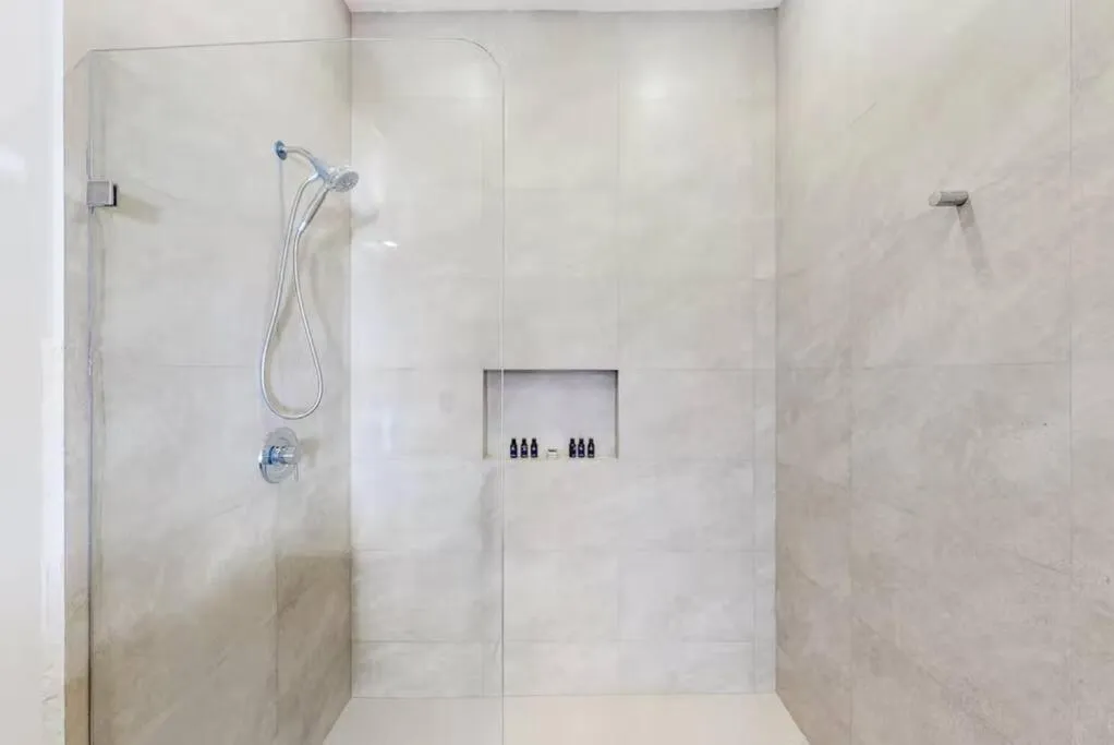 Shower in Spacious Condo, beautiful pool, Wi-Fi - Casa Kaanal 104