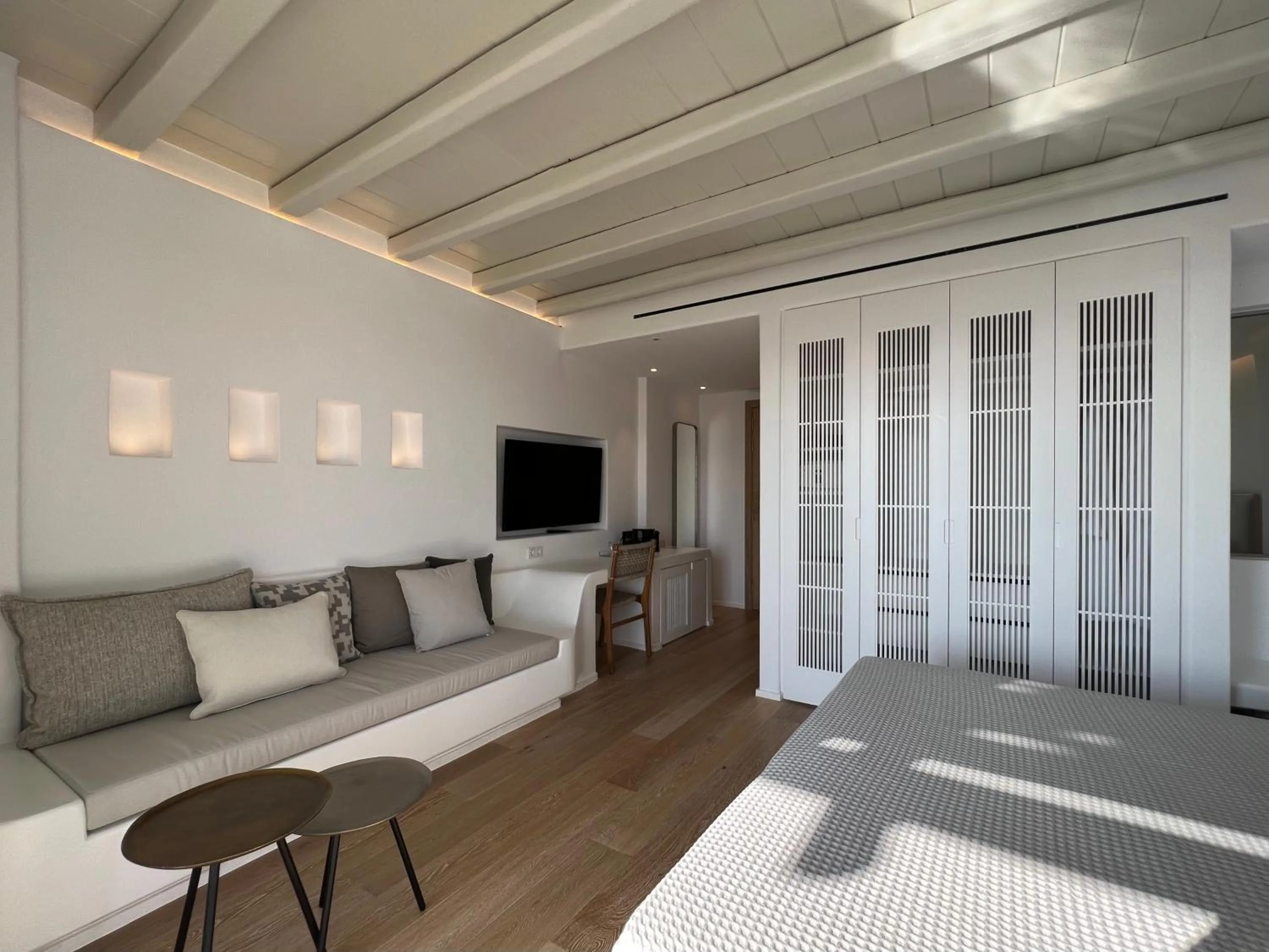 Photo of the whole room, Bed in Nomia Sunset Suites Mykonos