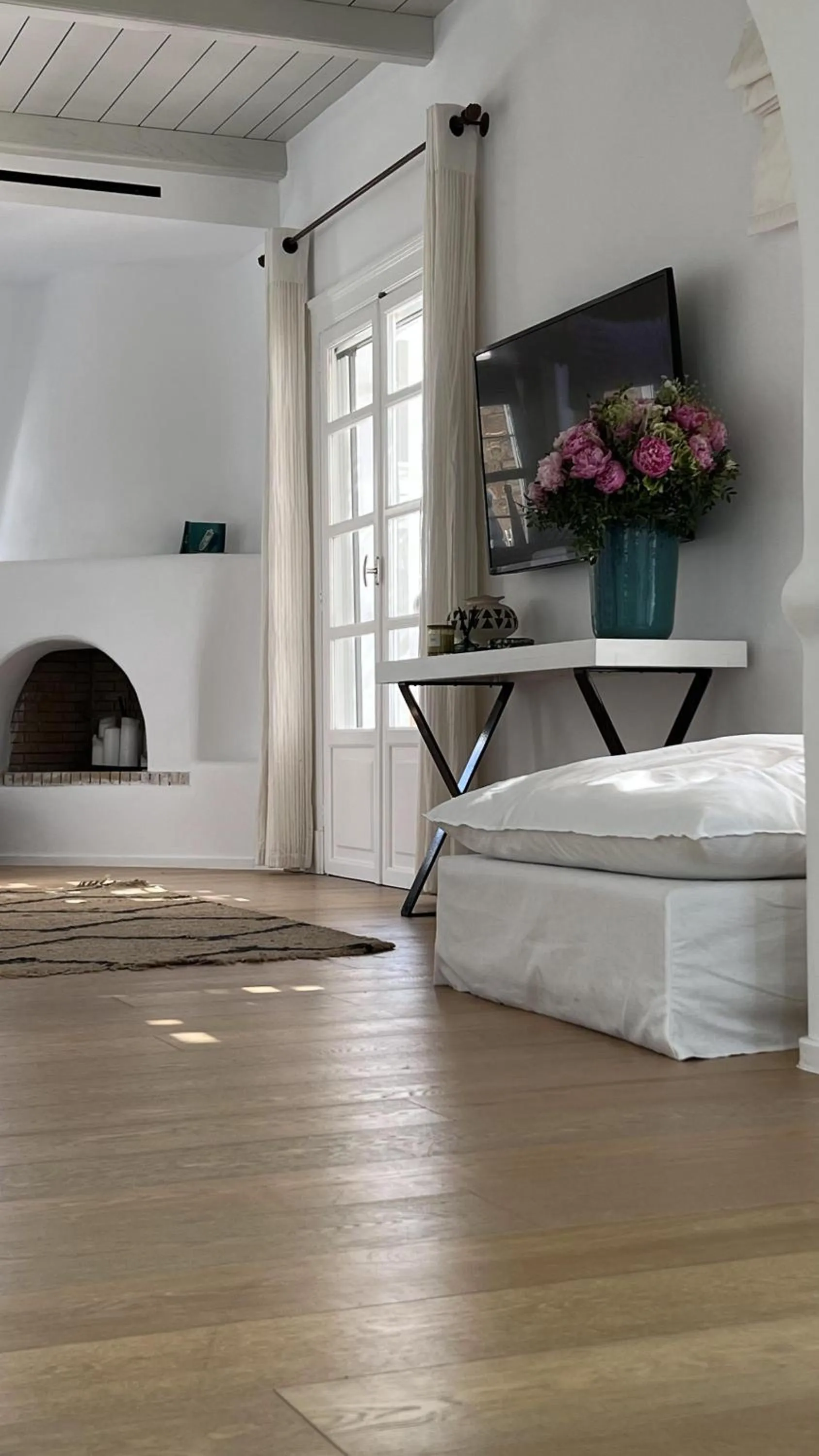 TV and multimedia, Bed in Nomia Sunset Suites Mykonos