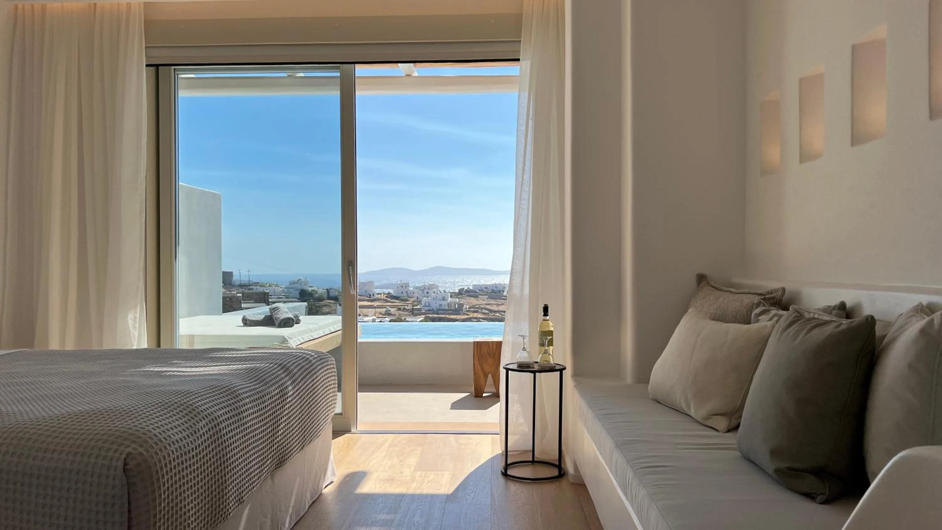 Photo of the whole room, Bed in Nomia Sunset Suites Mykonos