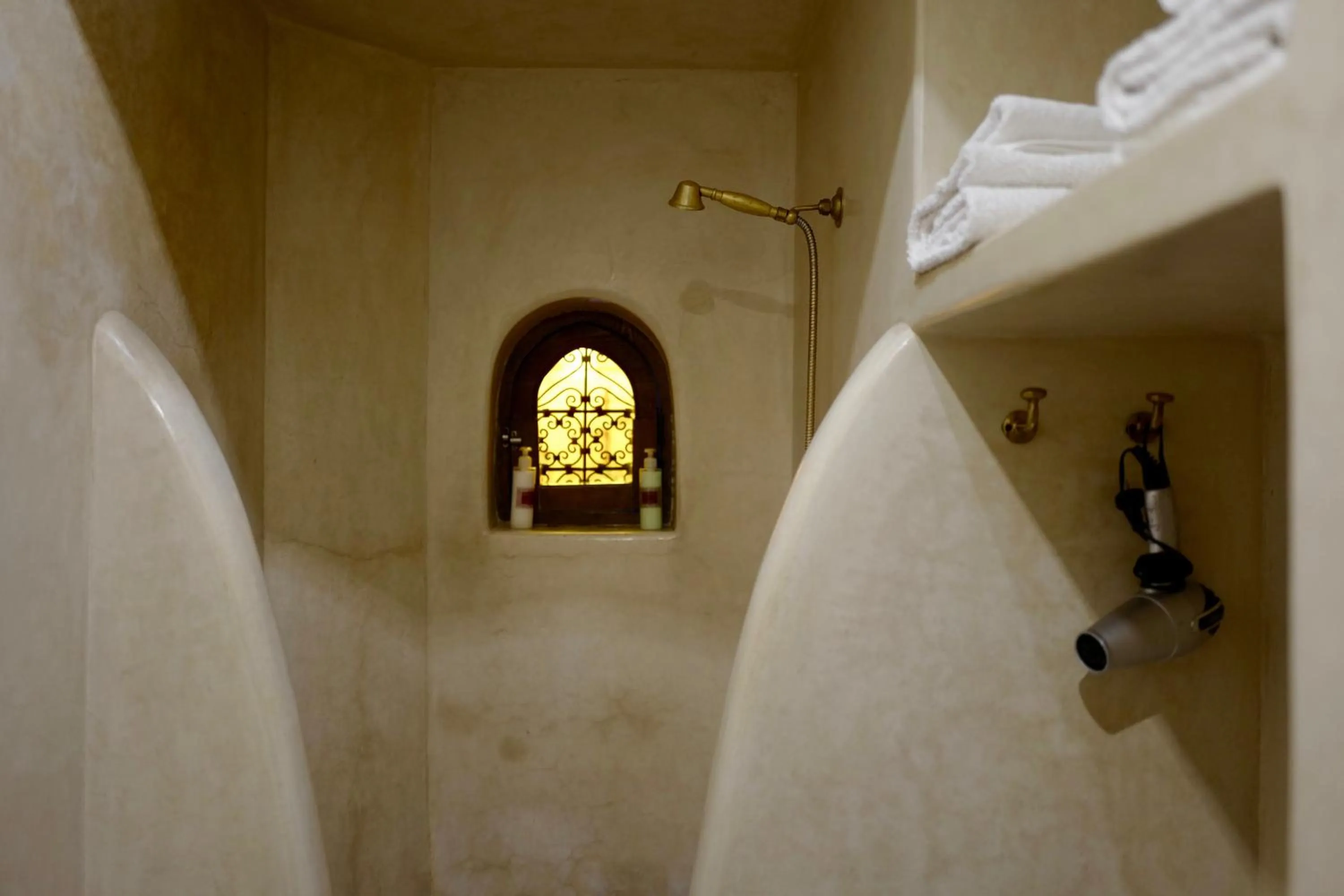 Shower in Riad Dar Zaman