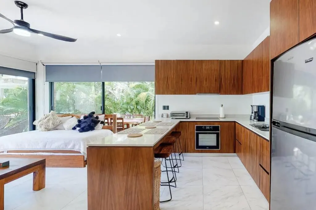 Contemporary poolside Condo, Wi-Fi - Paraiso Kaanal 101