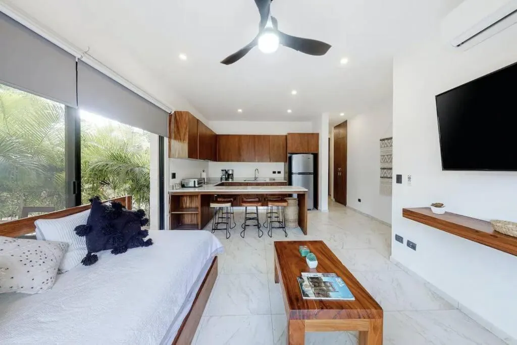 Contemporary poolside Condo, Wi-Fi - Paraiso Kaanal 101