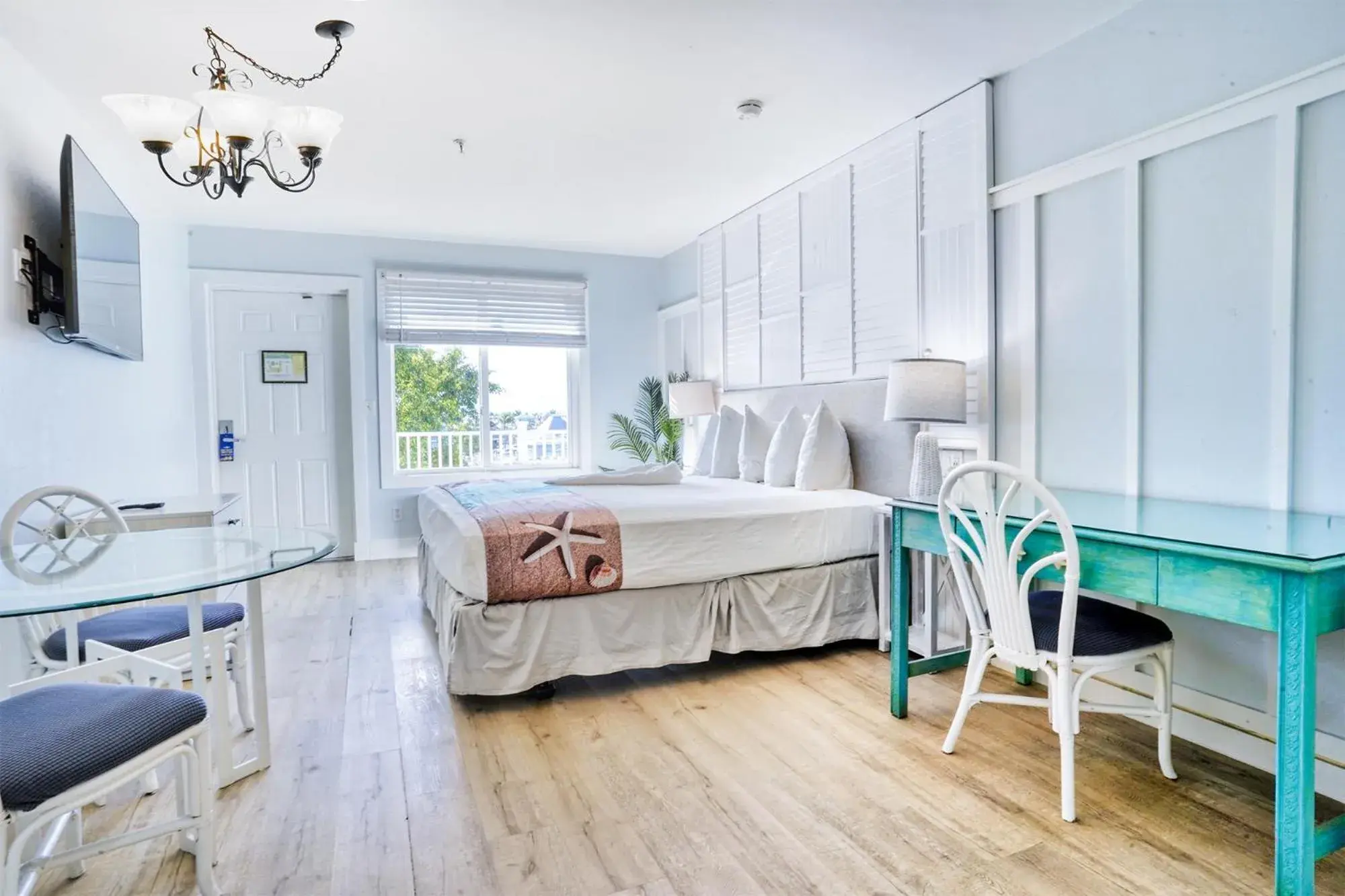 King Suite in Lighthouse Resort: Inn & Suites King Suite in Lighthouse Resort: Inn & Suites