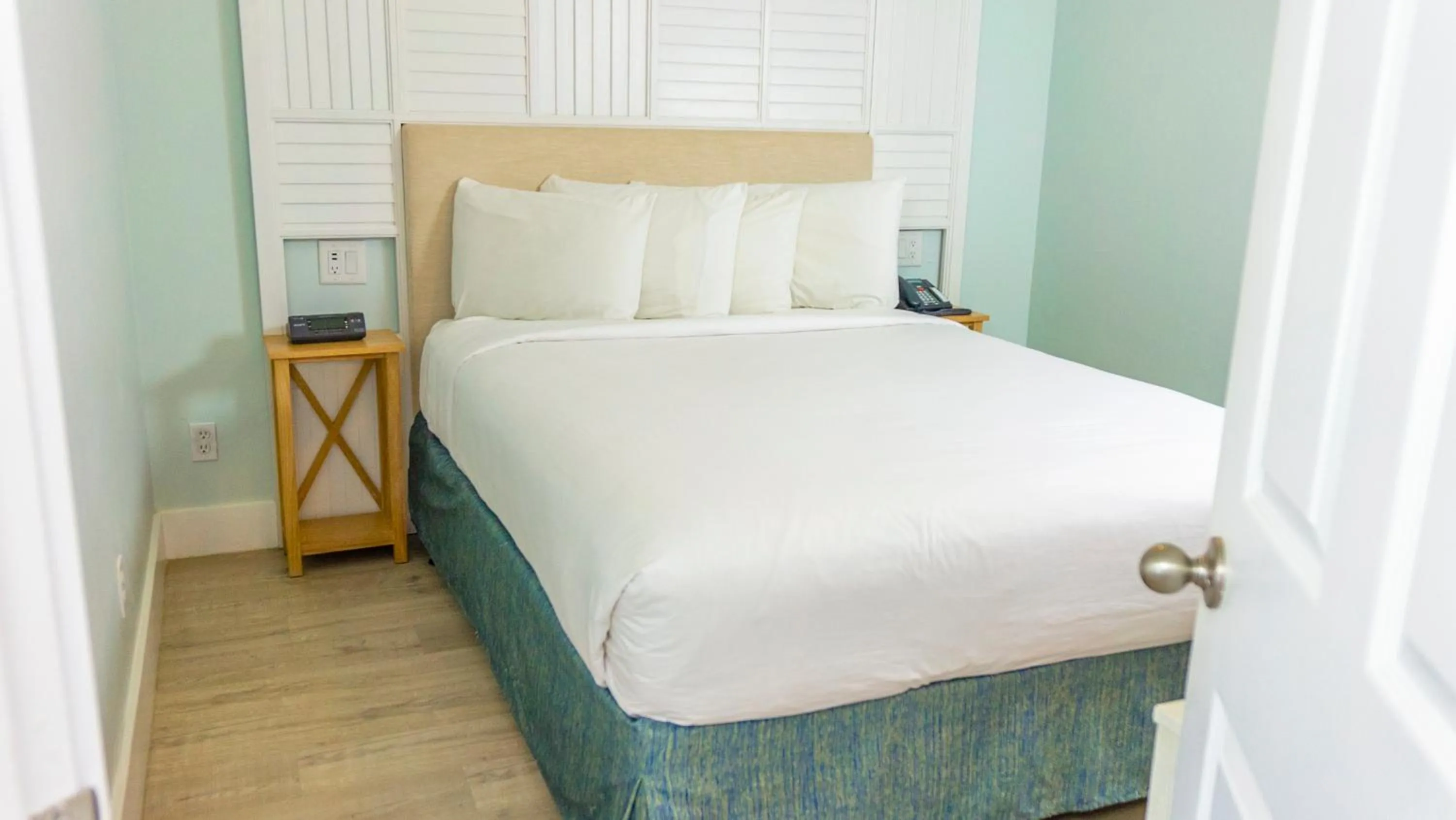 Bed in Lighthouse Resort: Inn & Suites