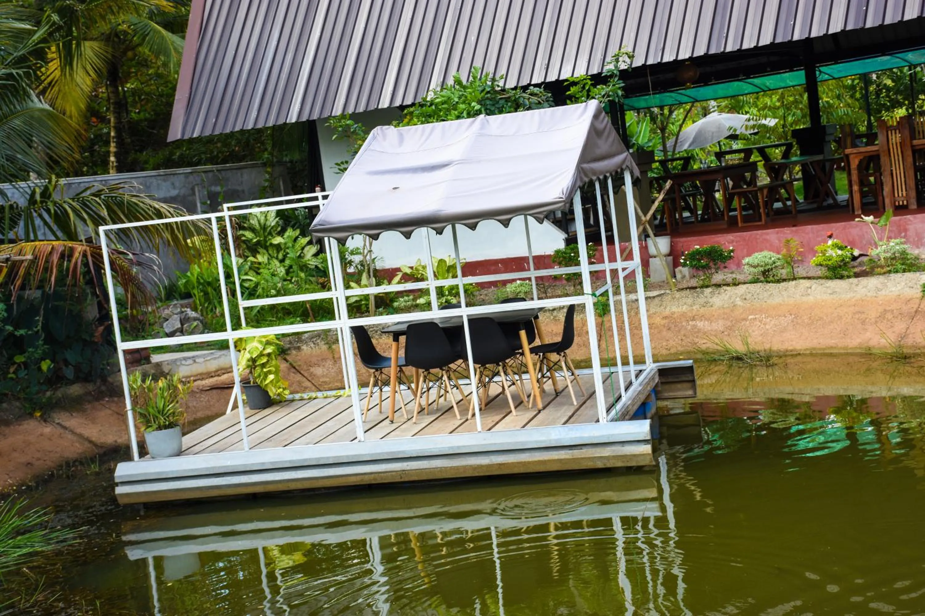 Restaurant/places to eat in Steps Garden Resort