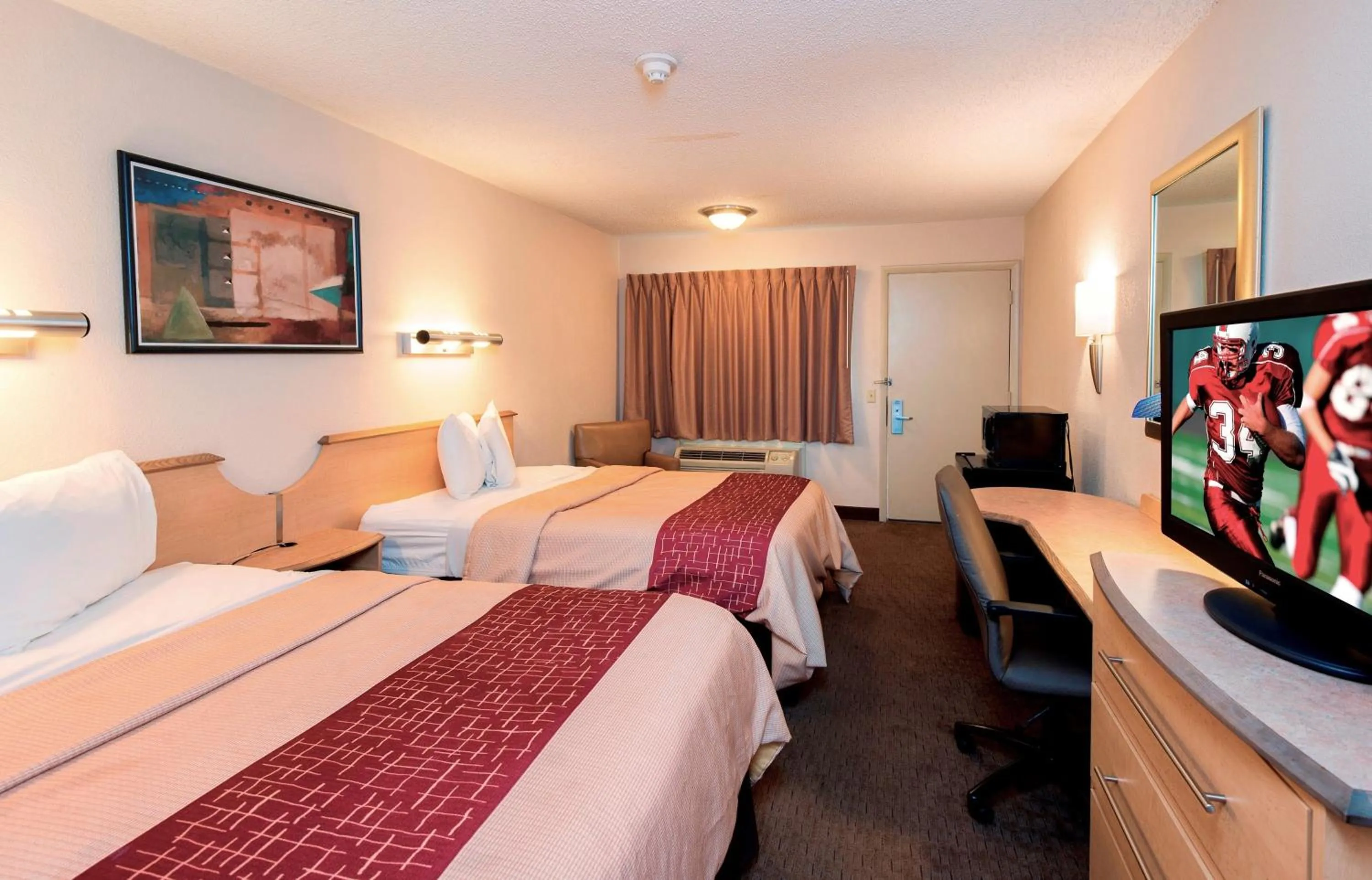 Photo of the whole room, Bed in Red Roof Inn San Antonio Airport