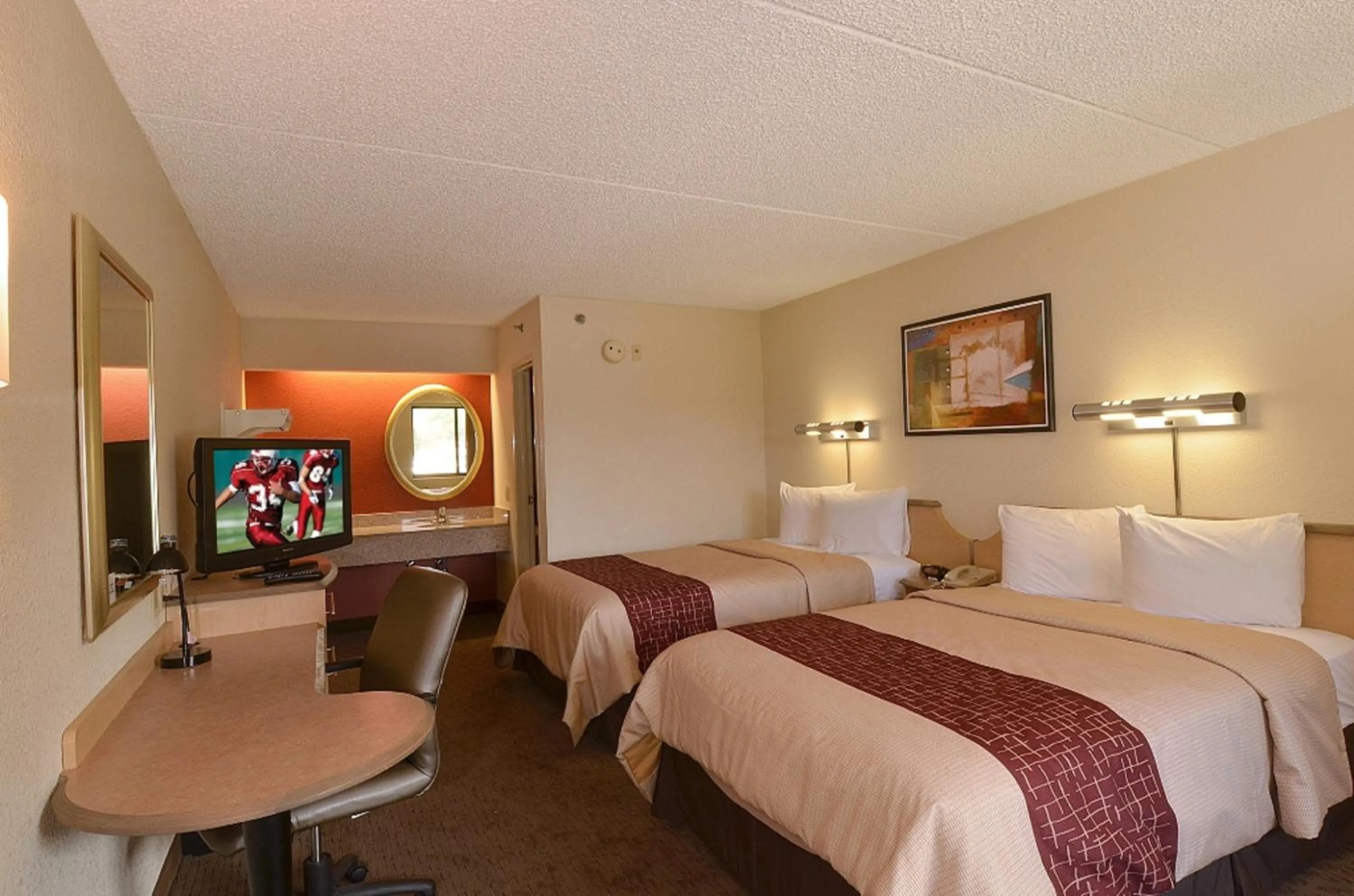 Photo of the whole room, Bed in Red Roof Inn San Antonio Airport