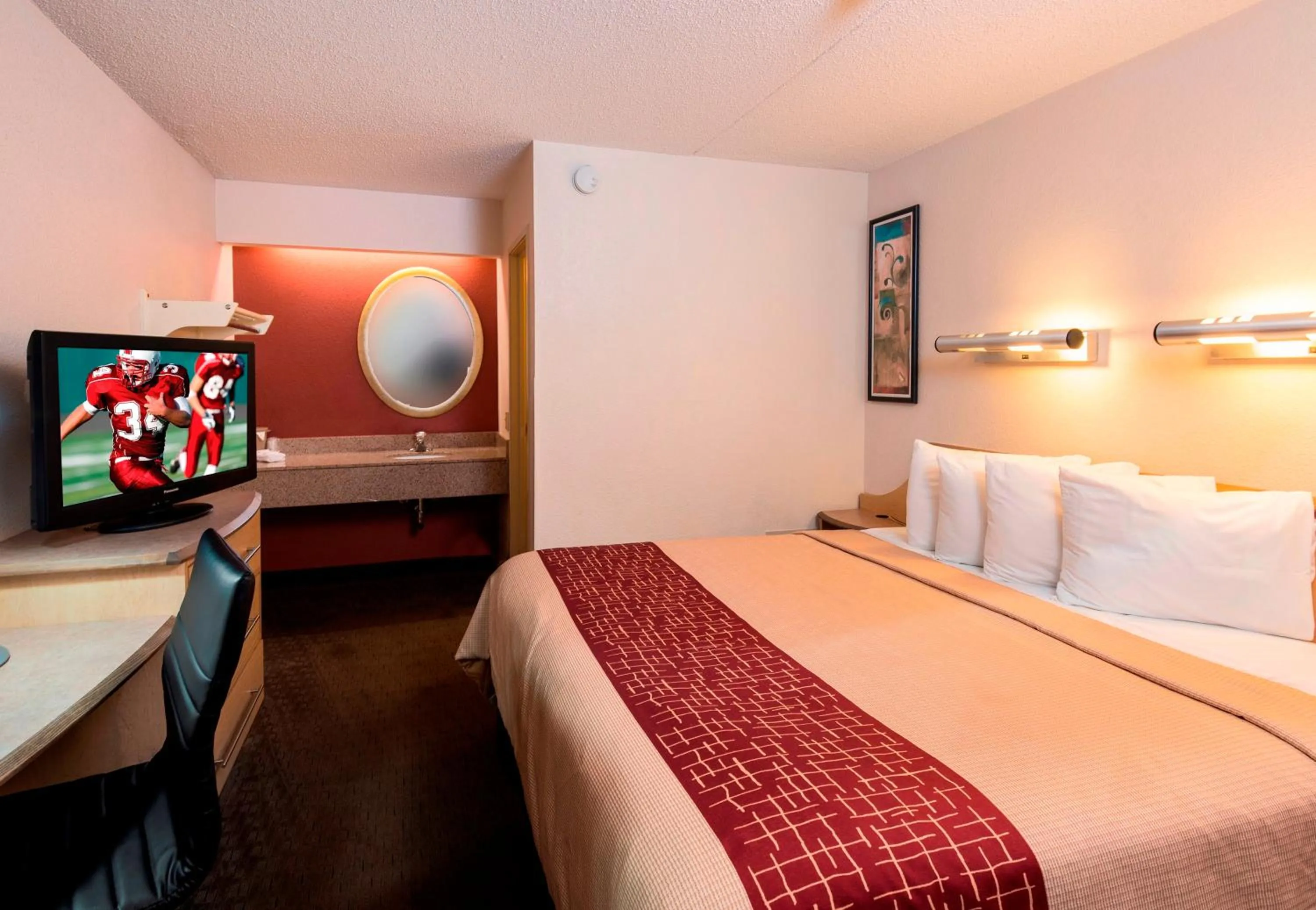 Photo of the whole room, Bed in Red Roof Inn San Antonio Airport