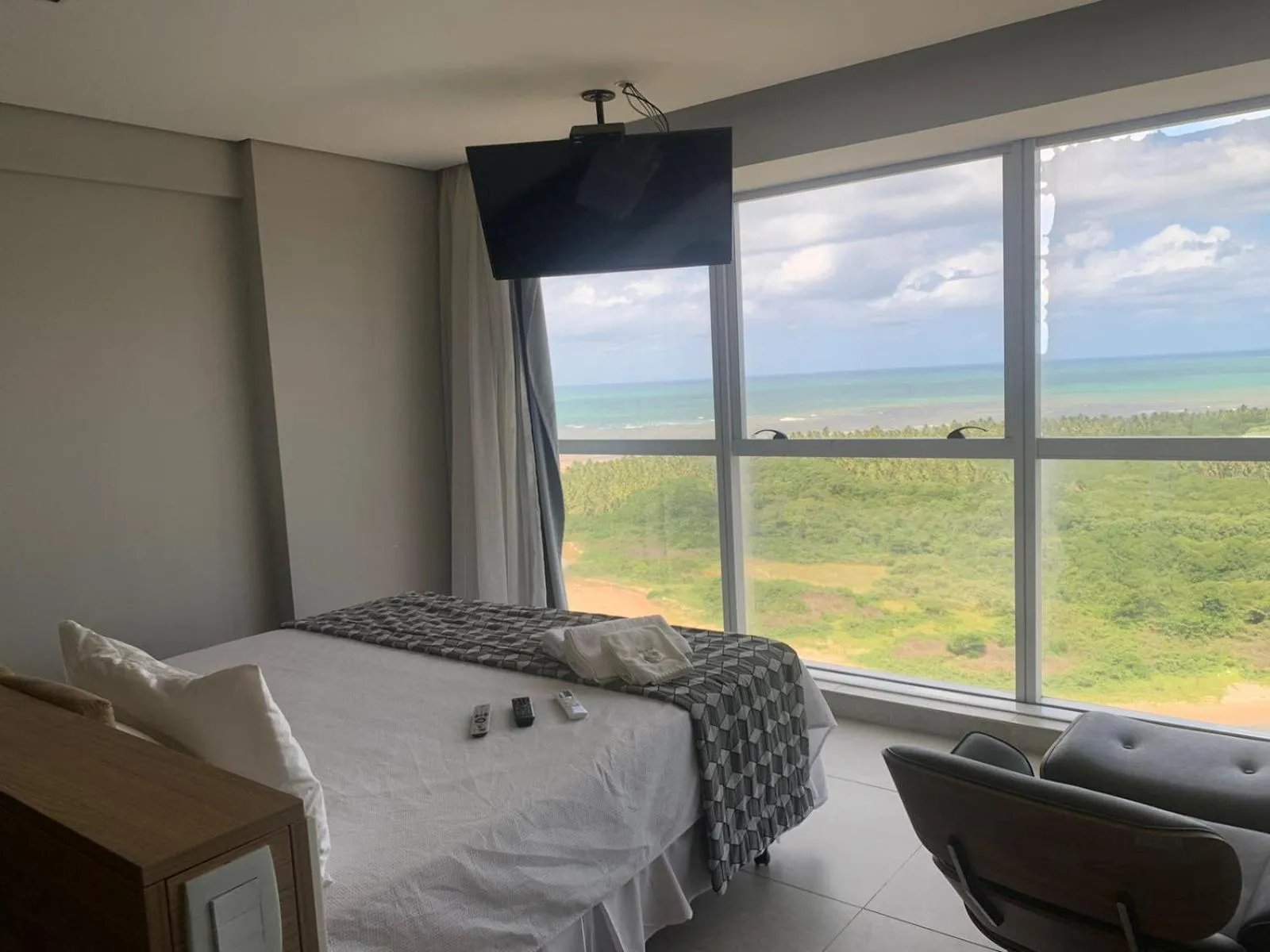 Bed in Paiva Flats By Loui