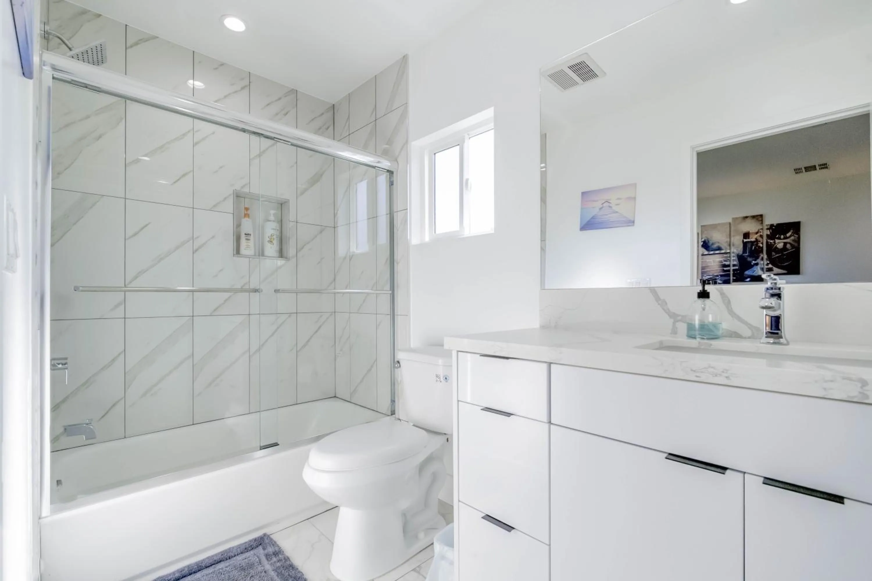 Shower in Modern Apartment in Studio City