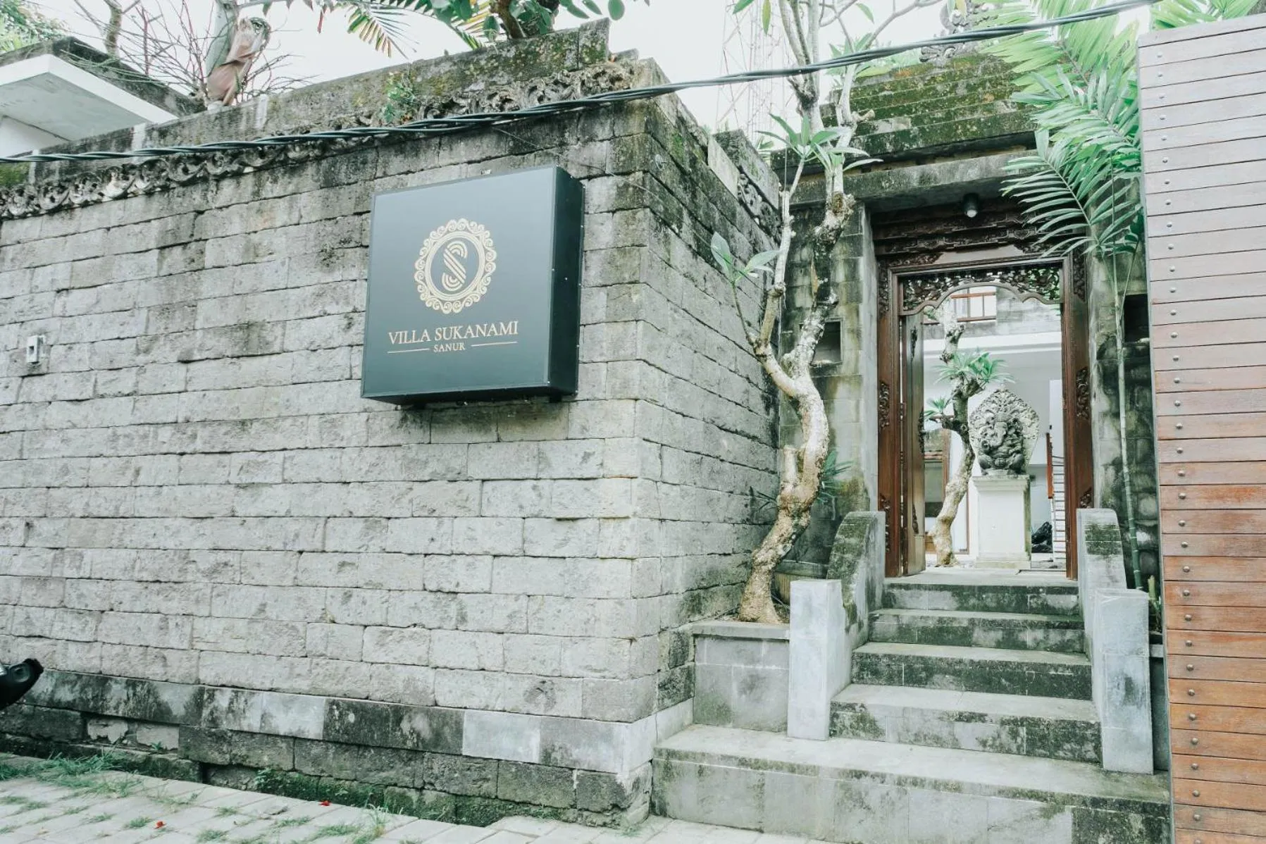Facade/entrance in Villa Sukanami Sanur by ecommerceloka